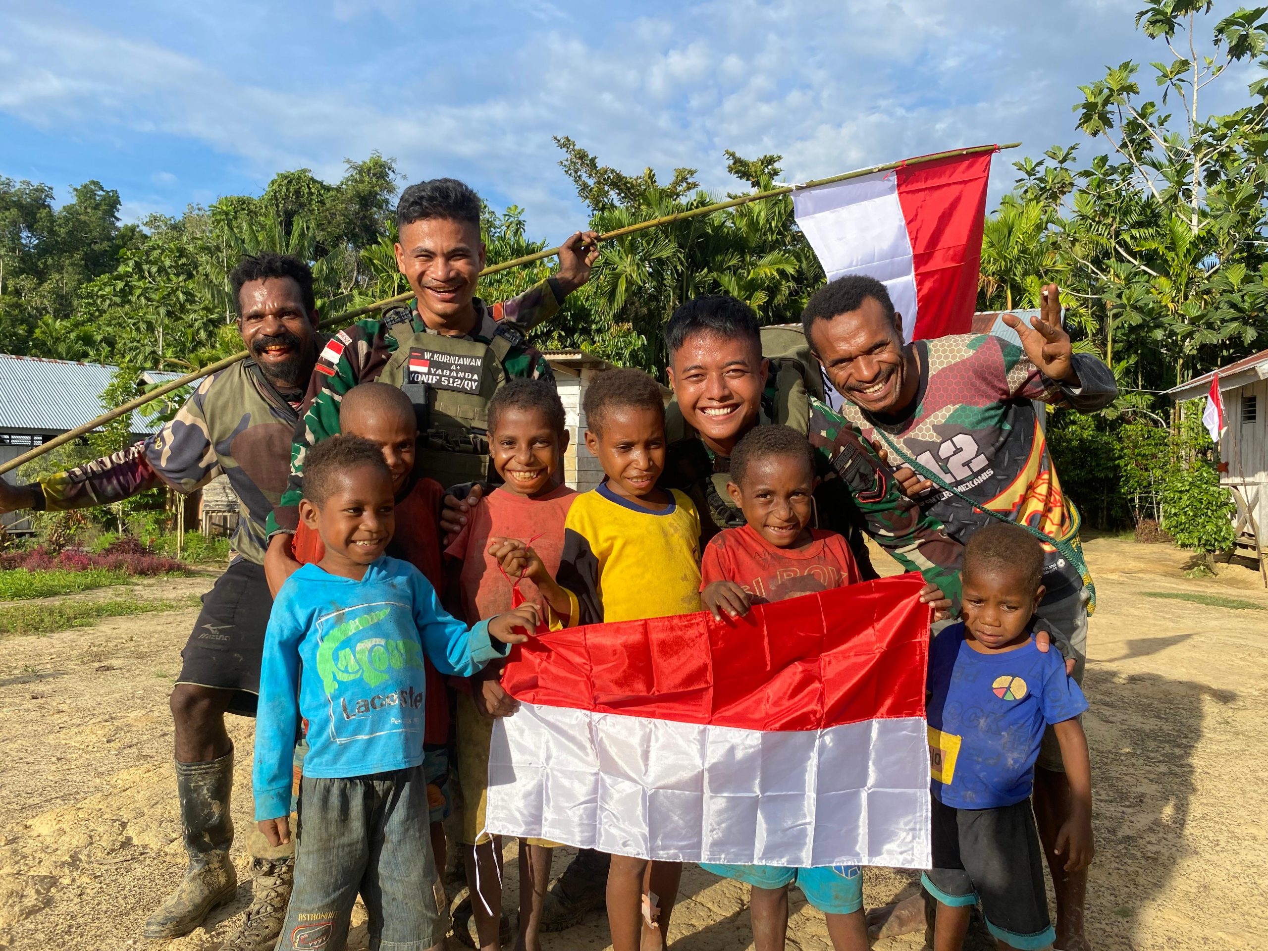 Bangkitkan Jiwa Nasionalisme, Satgas Yonif 512 QY Bersama Masyarakat Yabanda Kibarkan Bendera Merah Putih di Rumah-rumah Warga.