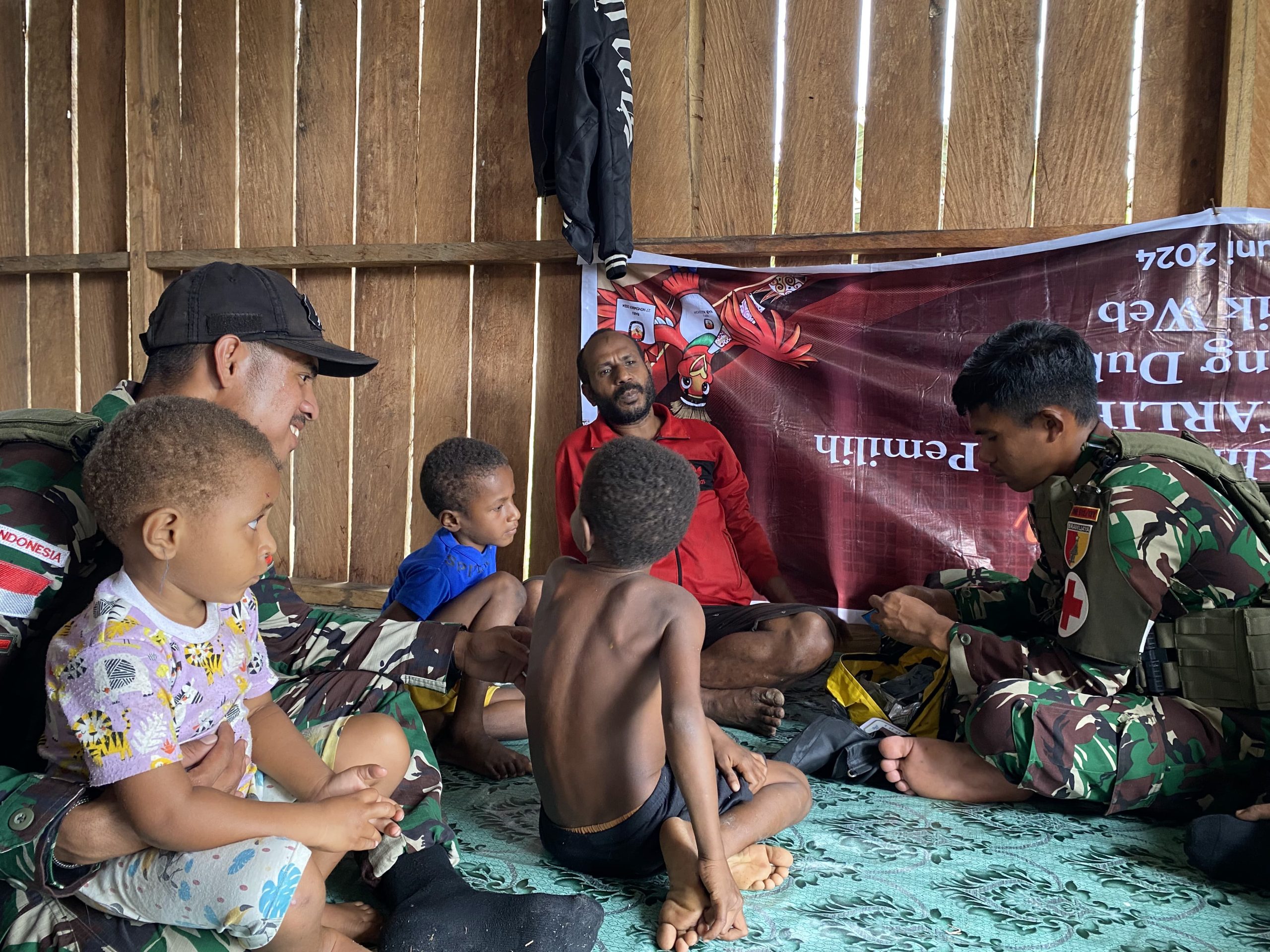 Pastikan Masyarakat Sekitar Pos Sehat, Satgas Yonif 512 QY Selalu Peduli Kesehatan Lingkungannya.