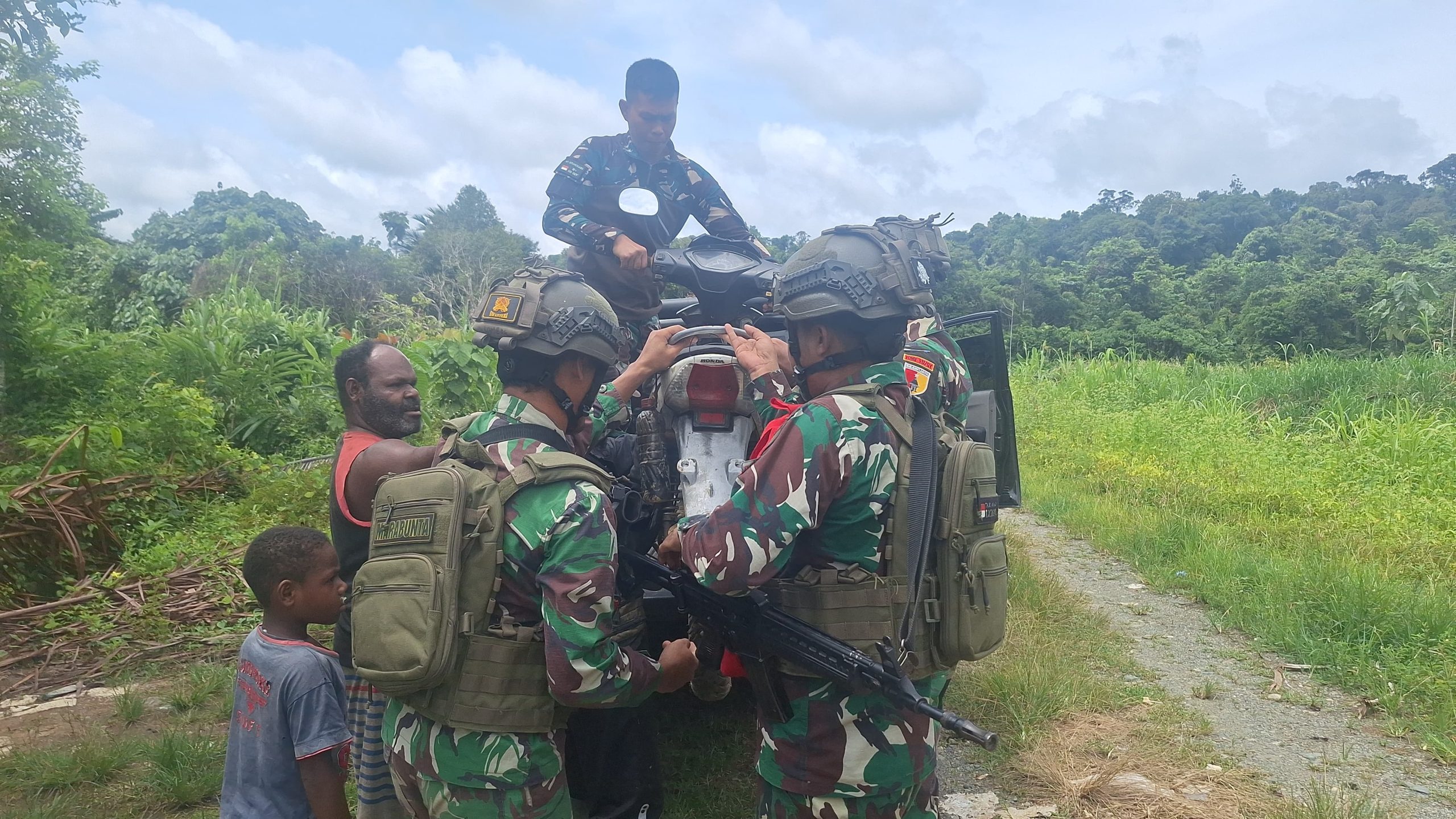 Wujud Kepedulian di Wilayah Perbatasan, Satgas Yonif 512 QY Selalu Hadir di Tengah Masyarakat.