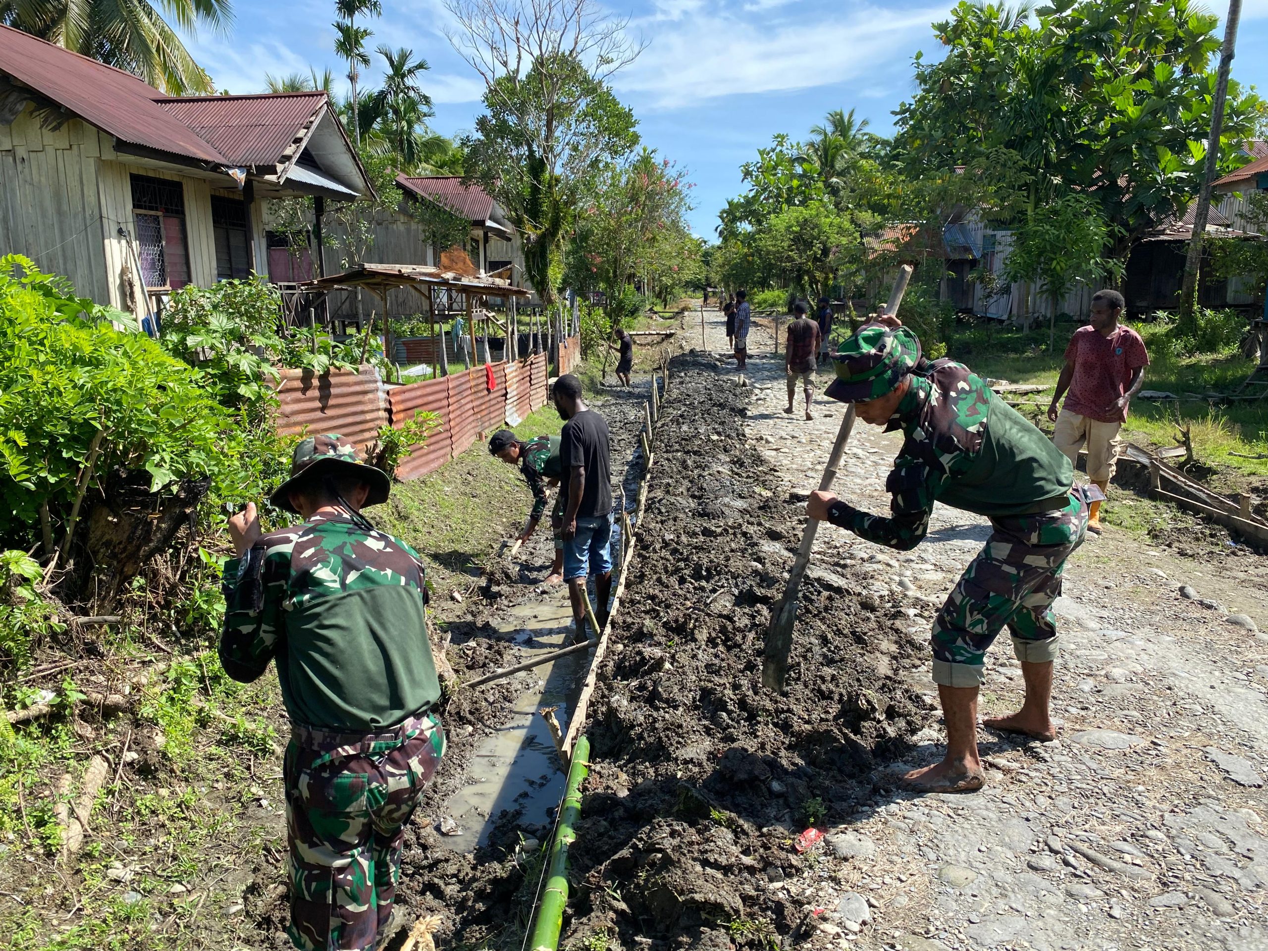 Karya Bakti Pembenahan Jalan Kampung, Satgas Yonif 512 QY Peduli terhadap Fasilitas Umum.