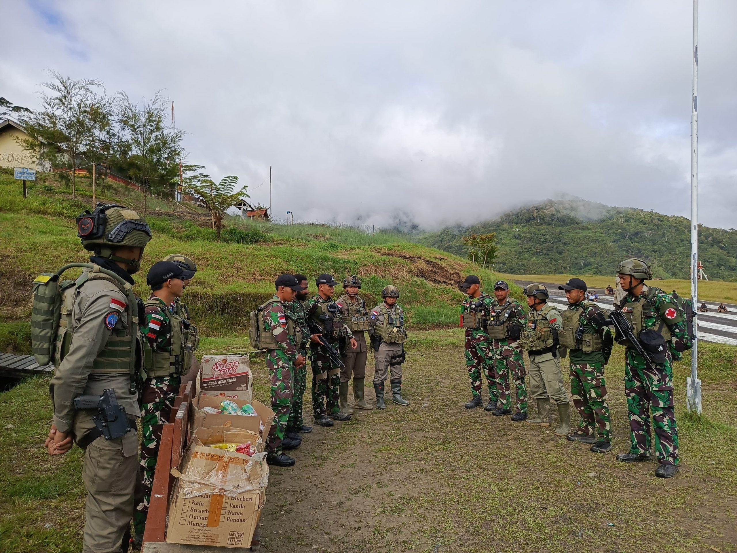Sinergitas TNI-Polri, Satgas Yonif 512 QY bersama Satuan Brimob Polri Berbagi Makanan Sehat untuk Masyarakat.