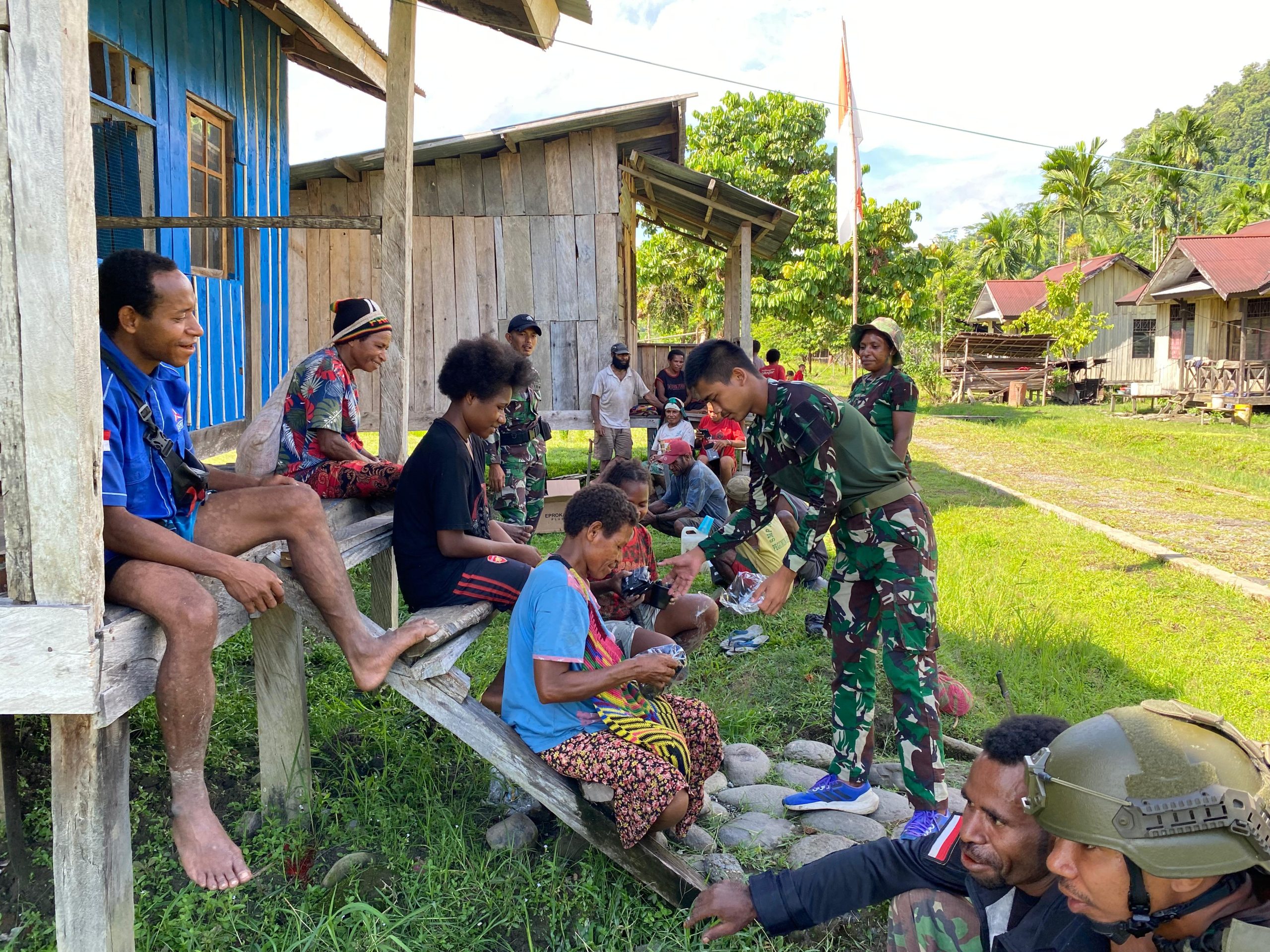 Kehangatan di Tengah Masyarakat, Satgas Yonif 512 QY Berbaur dan Bagikan Makanan kepada Warga.