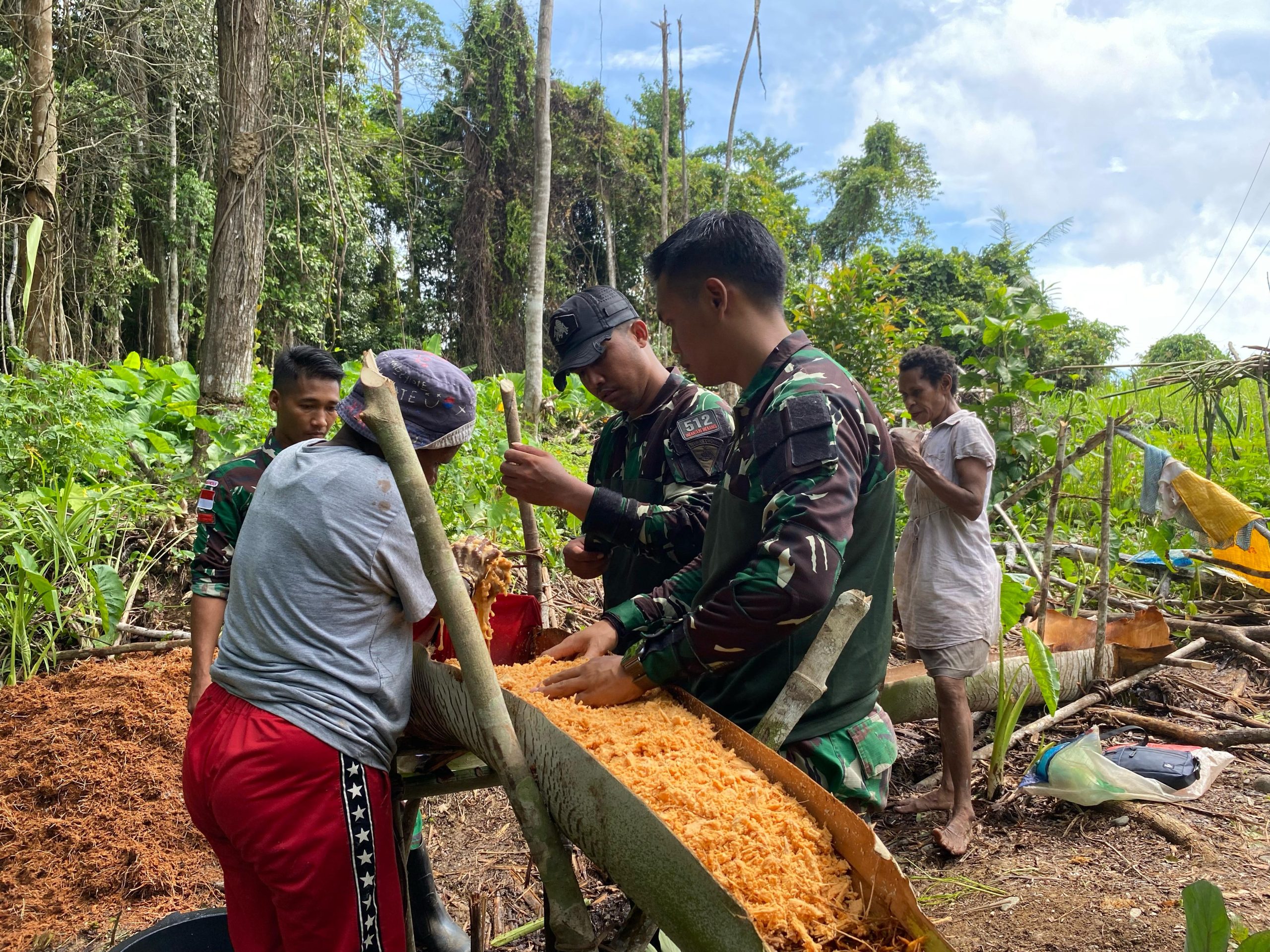 Selalu Ada di Tengah Masyarakat, Satgas Yonif 512 QY Bersama Masyarakat Mengolah Sagu di Kampung Woslay