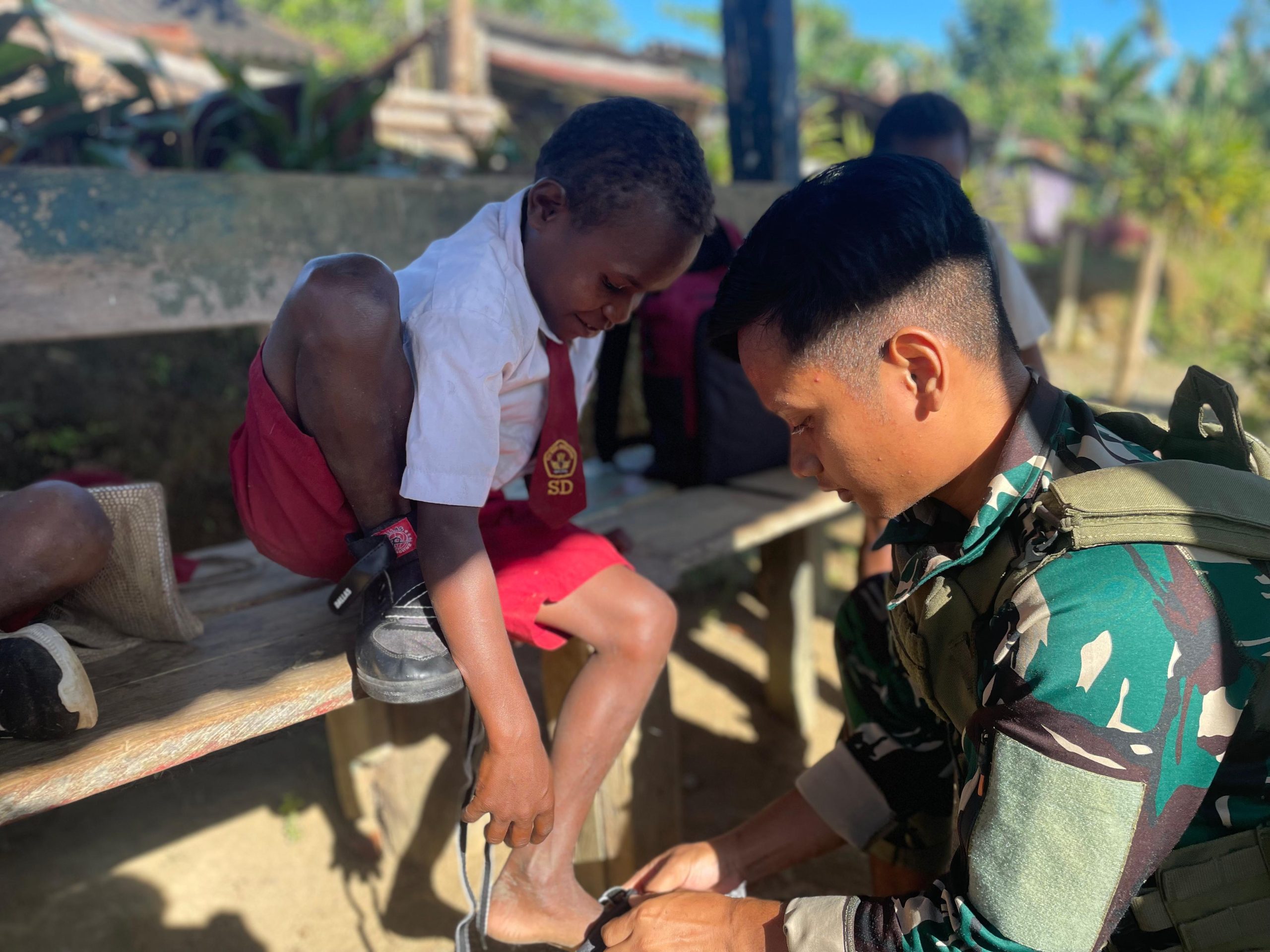 Adik Marcelino Senang Dapat Sepatu Baru, Satgas Yonif 512 QY Peduli Kebutuhan Perlengkapan Sekolah Anak-anak di Perbatasan.
