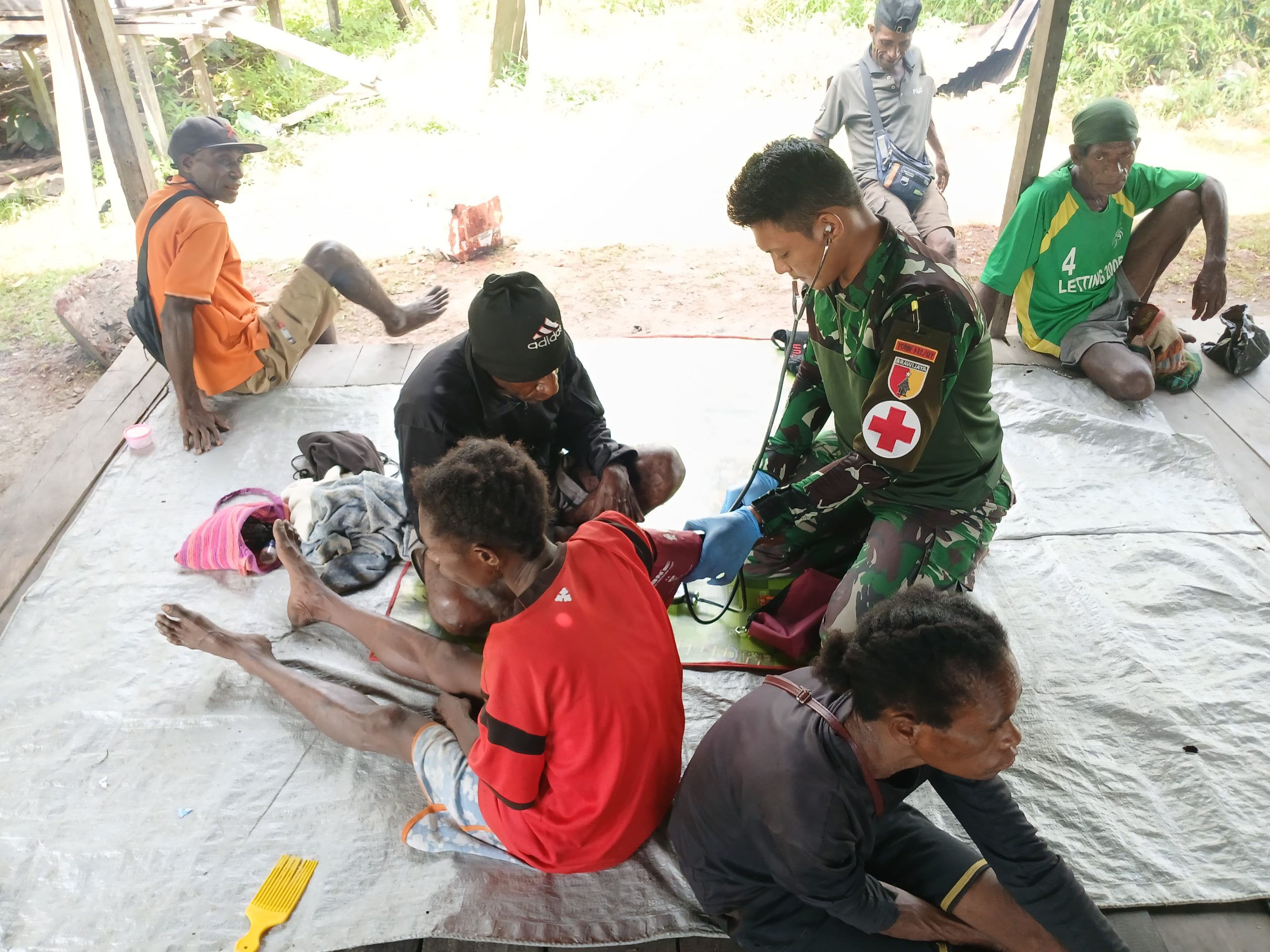 Dengan Ketulusan Hati, Satgas Yonif 512 QY Obati Masyarakat yang Sakit.