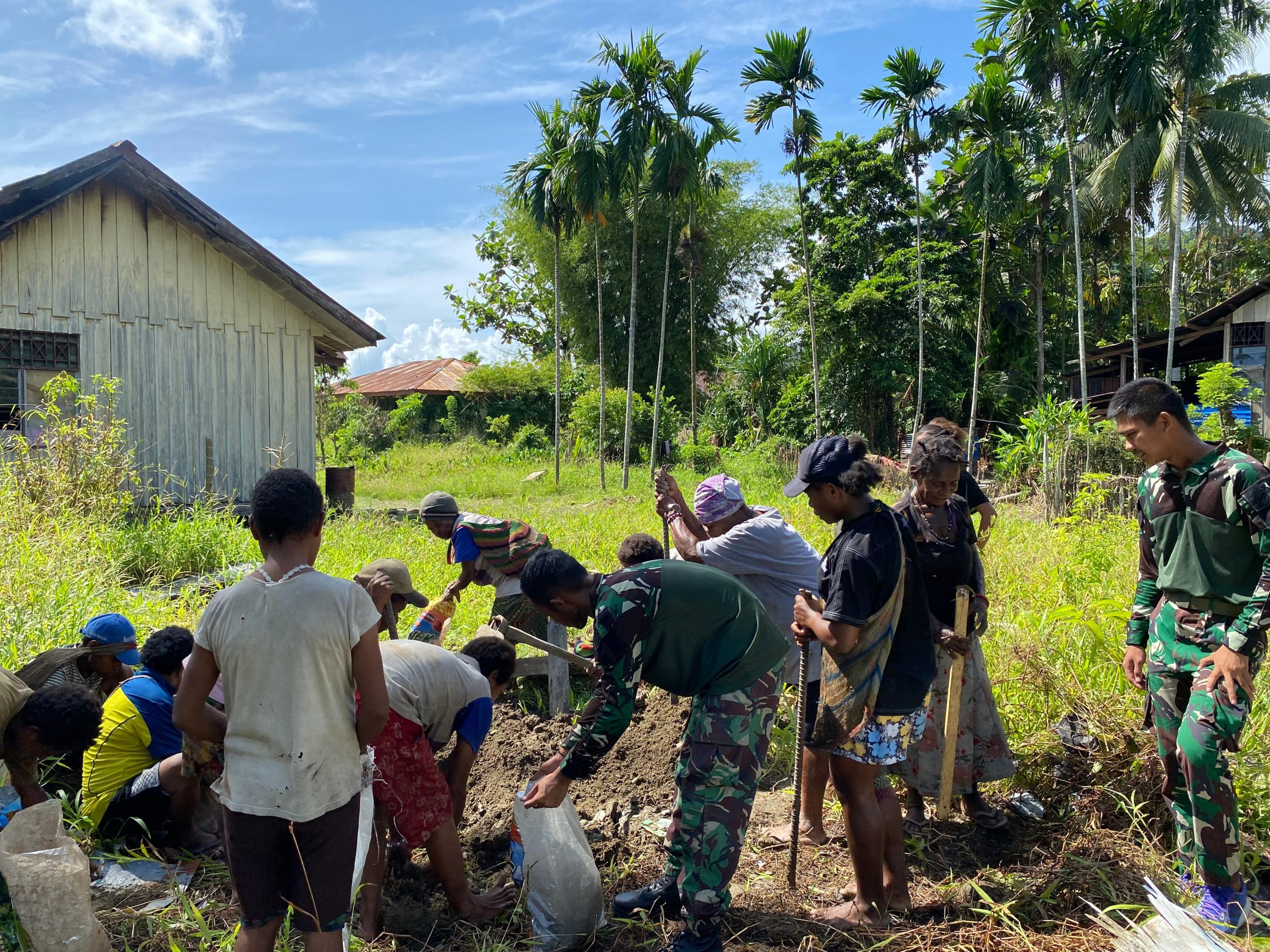 Perkuat Kebersamaan Melalui Karya Bakti, Satgas Yonif 512 QY Kompak Gotong Royong dengan Masyarakat Distrik Batom.
