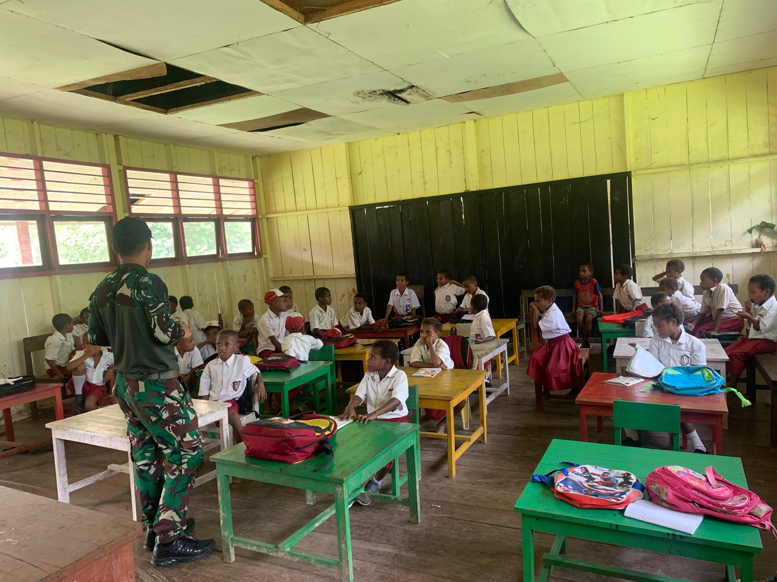 Senin Ceria, Siswa SD Inpres Yabanda Belajar Bersama dengan Personel Satgas Yonif 512 QY.