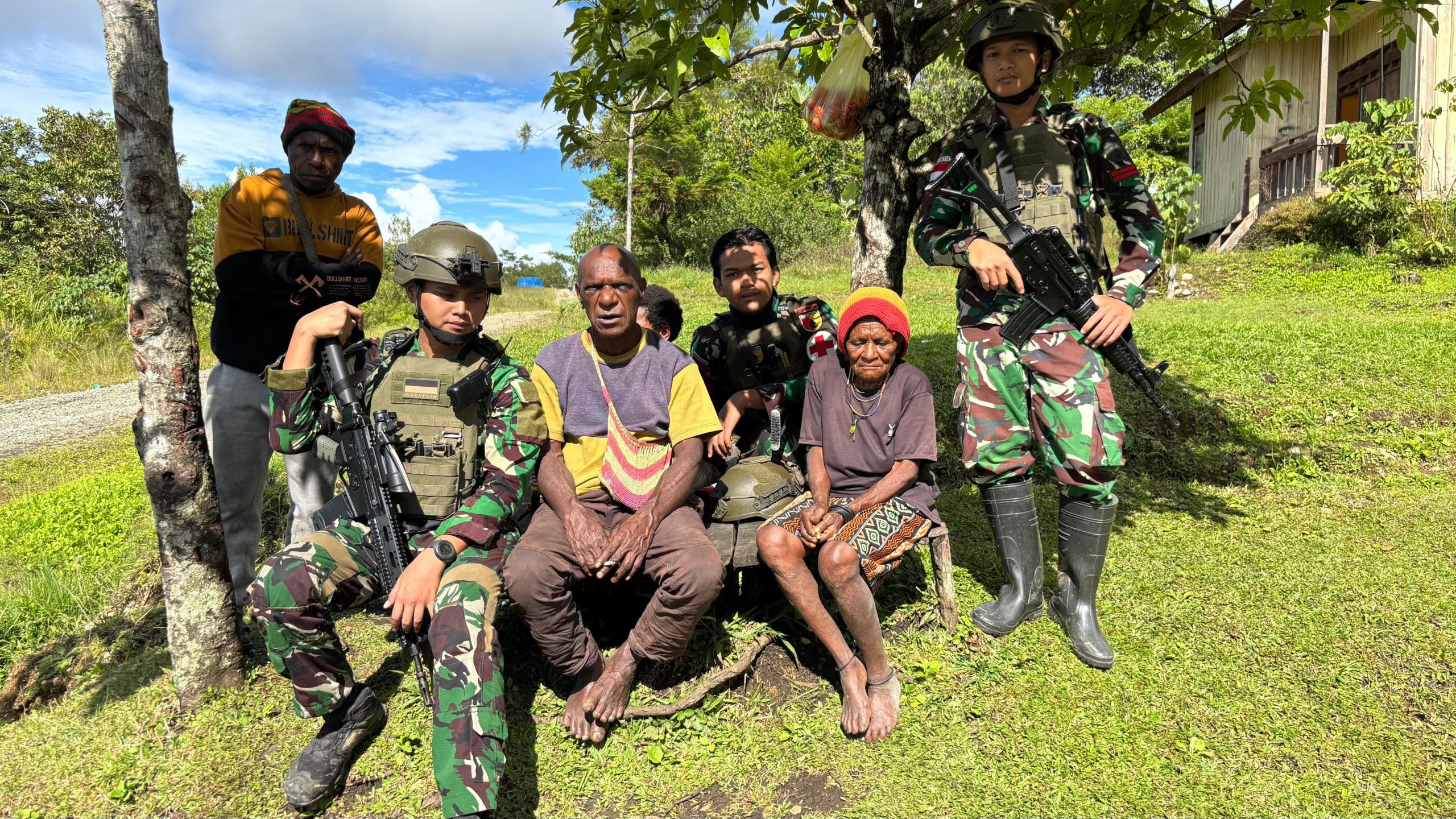 Patroli Humanis dan Tebarkan Kedamaian, Satgas Yonif 512 QY Wujudkan Lingkungan yang Aman dan Nyaman di Kampung Poslam.