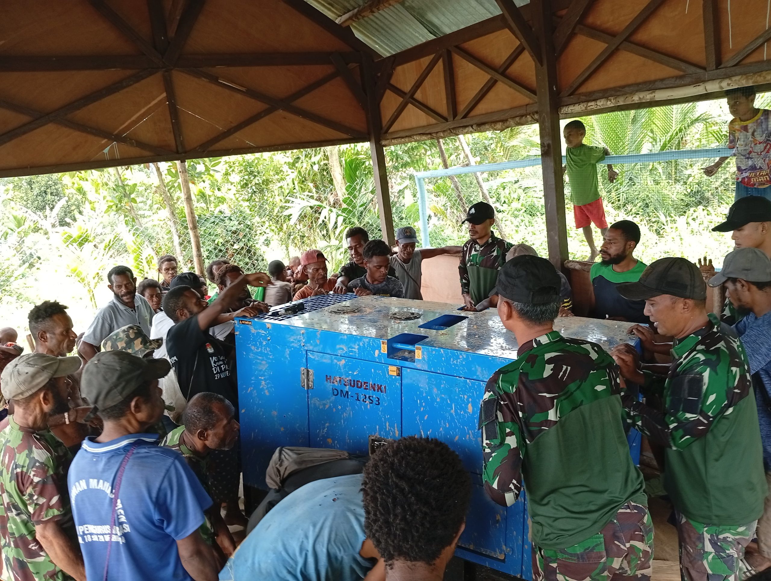 Wujudkan Impian Warga, Satgas Yonif 512 QY Nyalakan Aliran Listrik di Kampung Somografi.