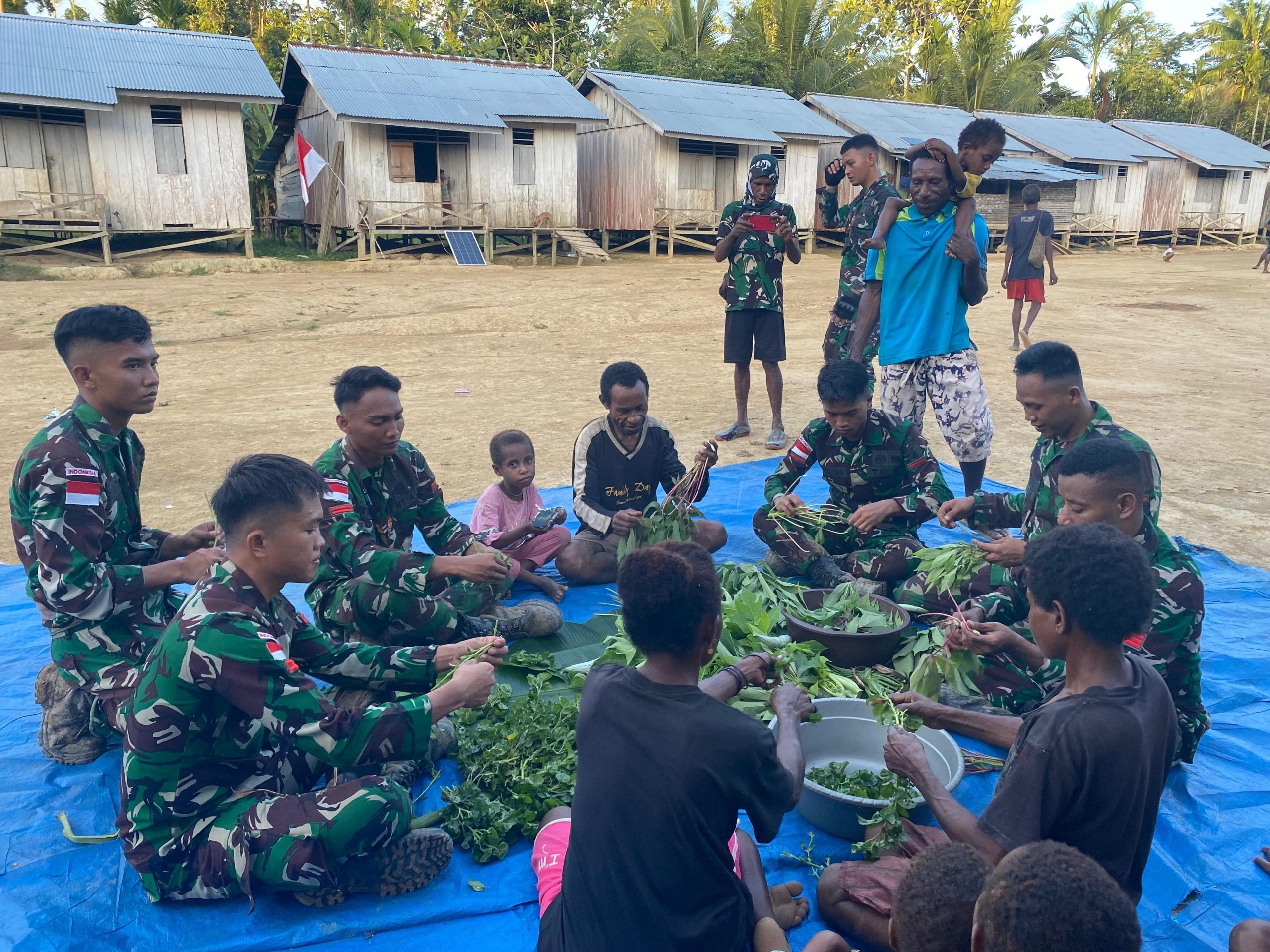 Indahnya Kebersamaan, Satgas Yonif 512 QY Masak Bersama Masyarakat Kampung Menggual.