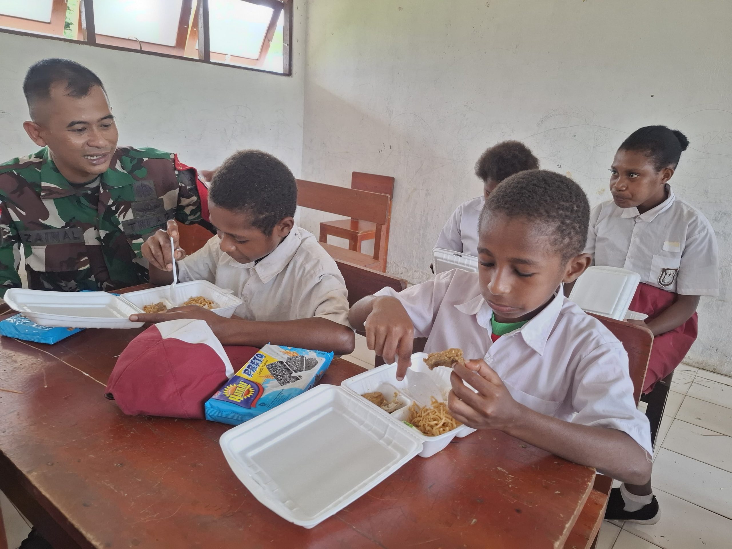 Dukung Pemerintah dalam Upaya Makan Bergizi Gratis, Satgas Yonif 512 QY Gelar MBG di SD YPPK Ubrub.