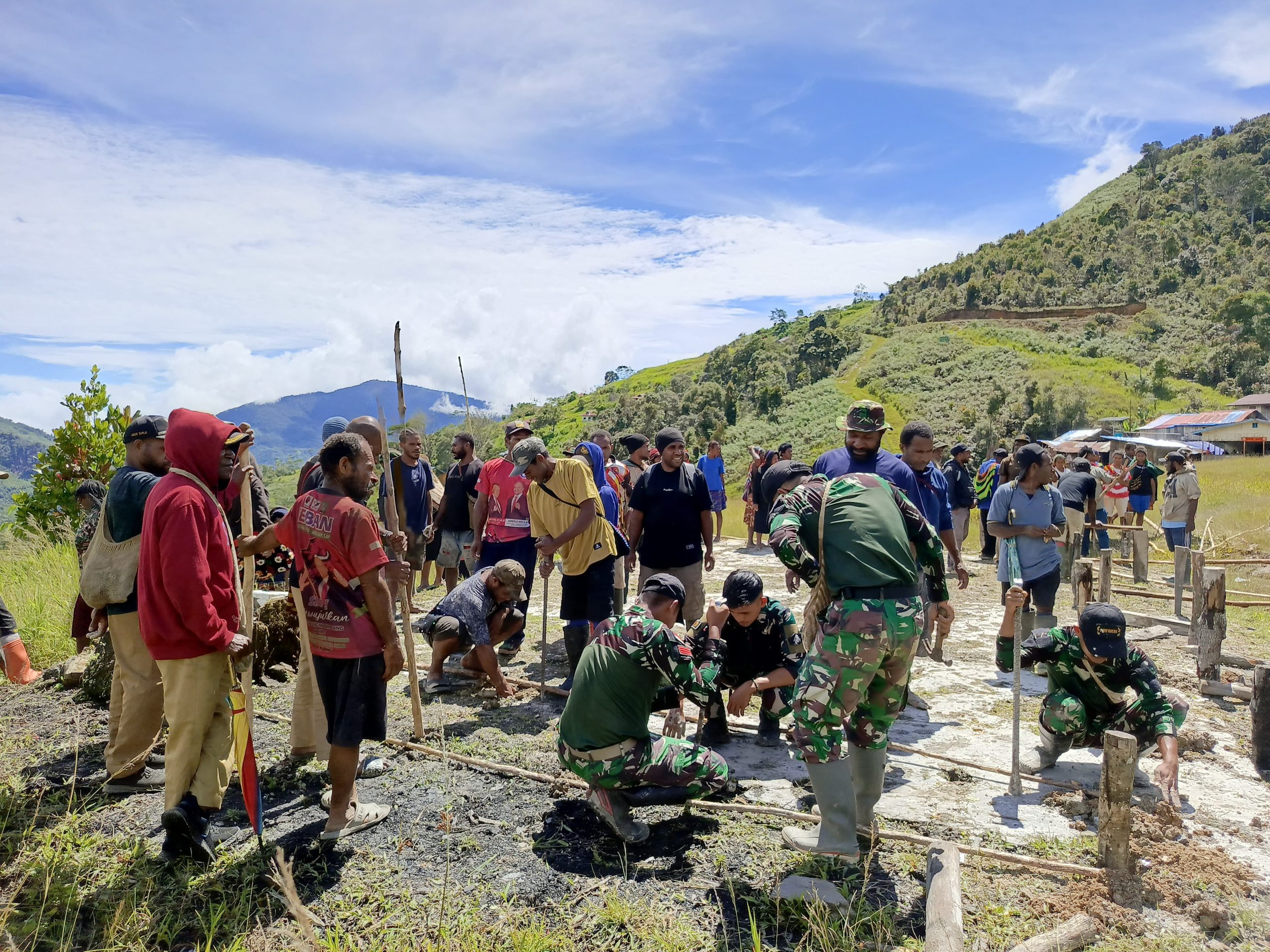 Kedekatan dan Kebersamaan yang Semakin Terjalin Erat, Satgas Yonif 512 QY Bersama Satuan Brimob Polri Bangun Kembali Pasar di Kiwirok.