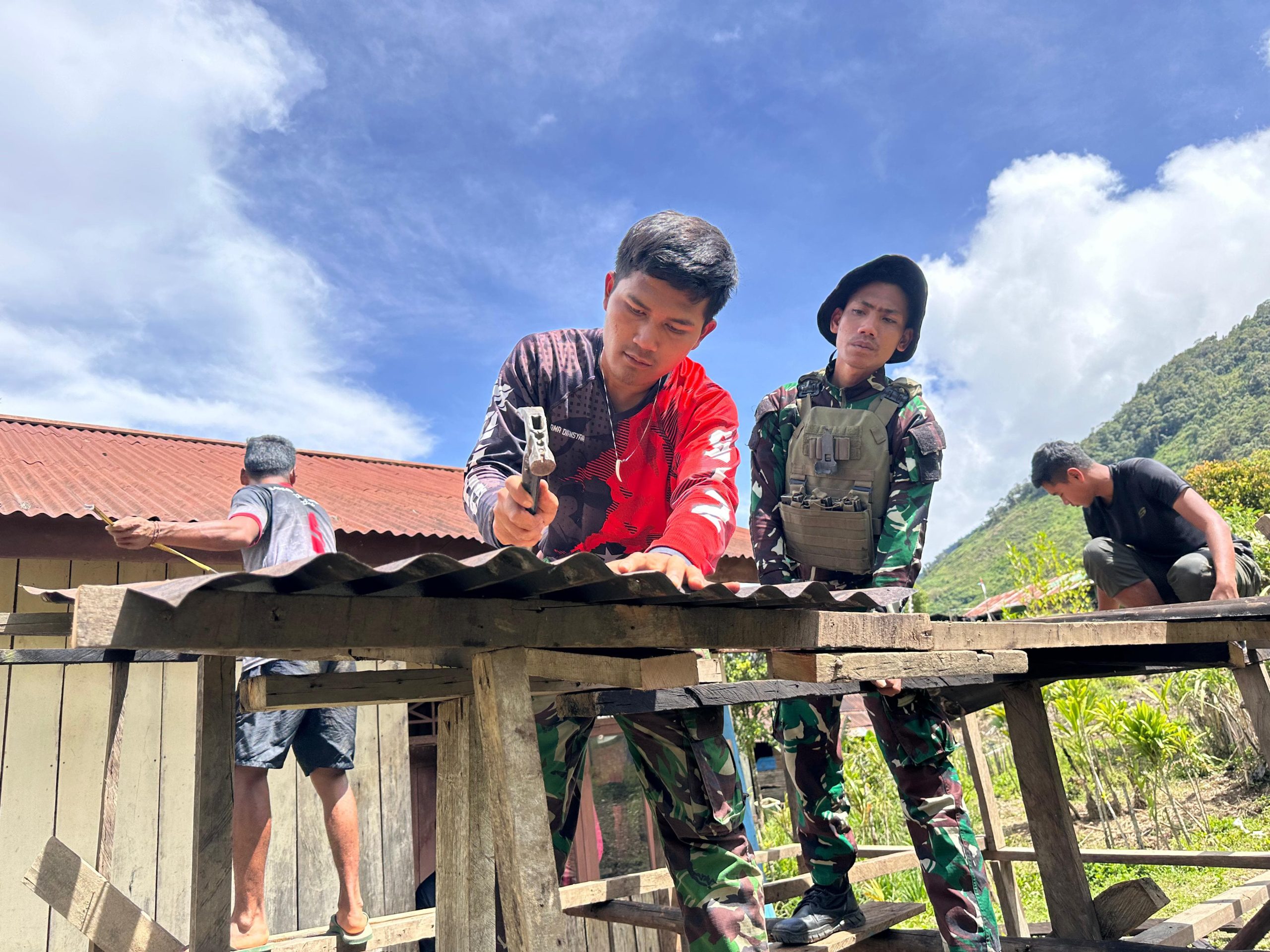 Sinergi TNI Bersama Rakyat, Satgas Yonif 512 QY Bantu Bangun Rumah di Distrik Okbibab.
