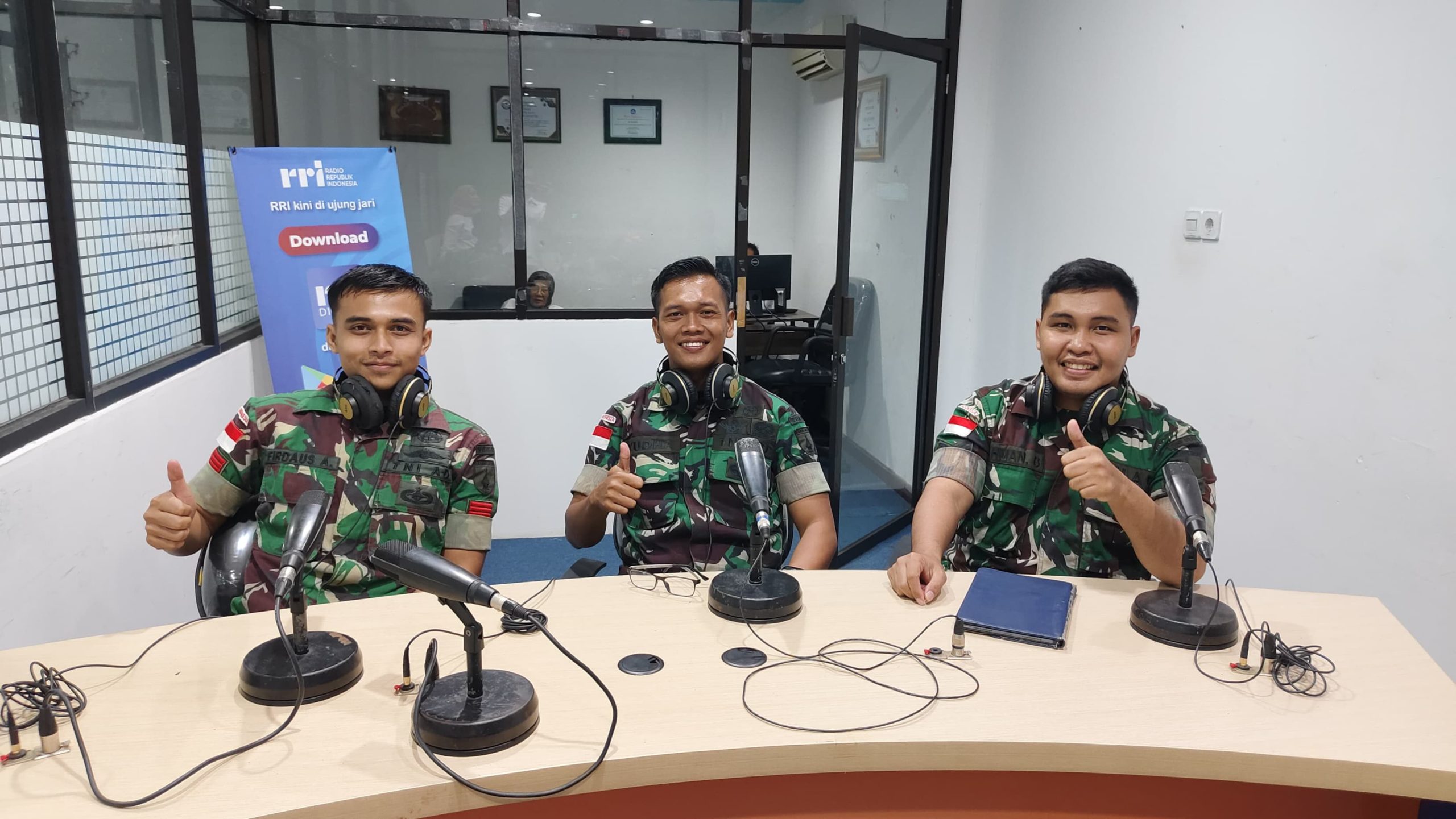 Sampaikan Pesan Persaudaraan, Satgas Yonif 512 QY Menyapa Masyarakat Papua Melalui Siaran RRI.