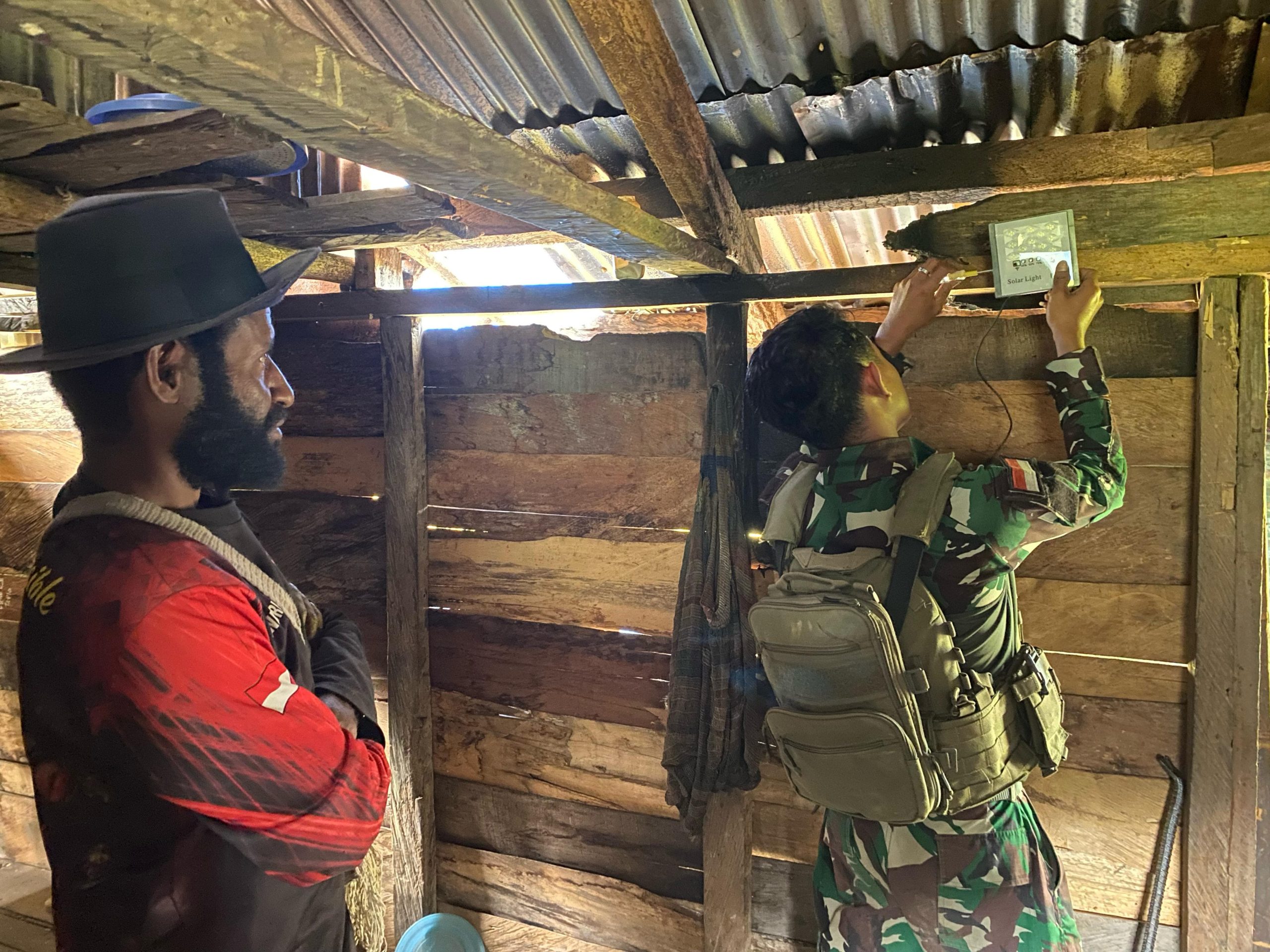 Atasi Kegelapan Rumah Warga, Satgas Yonif 512 QY Respon Cepat Aduan Masyarakat.