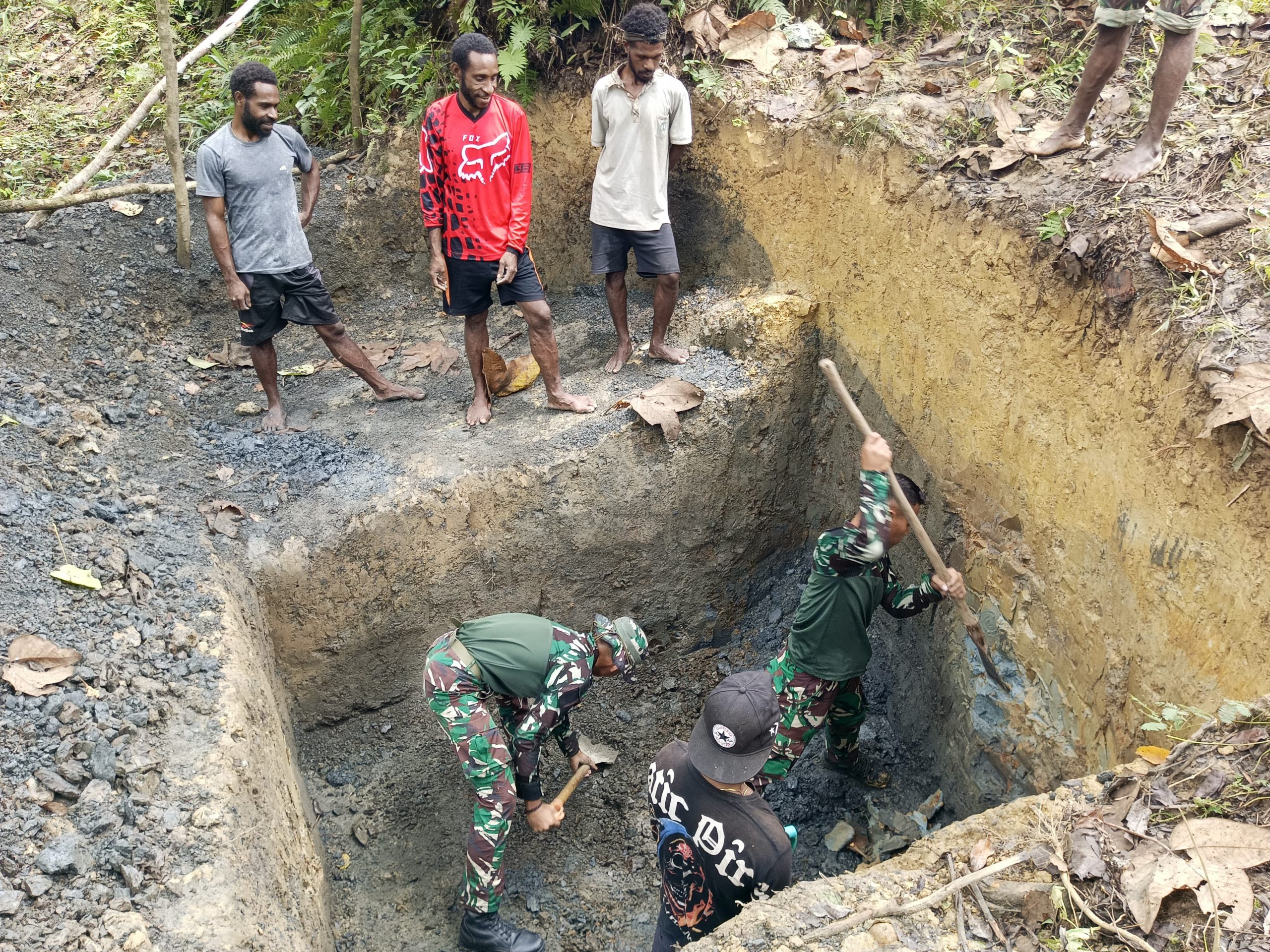 Penuhi Kebutuhan Air Bersih, Satgas Yonif 512 QY Bangun Sumur Bersama Warga Kampung Yabanda.