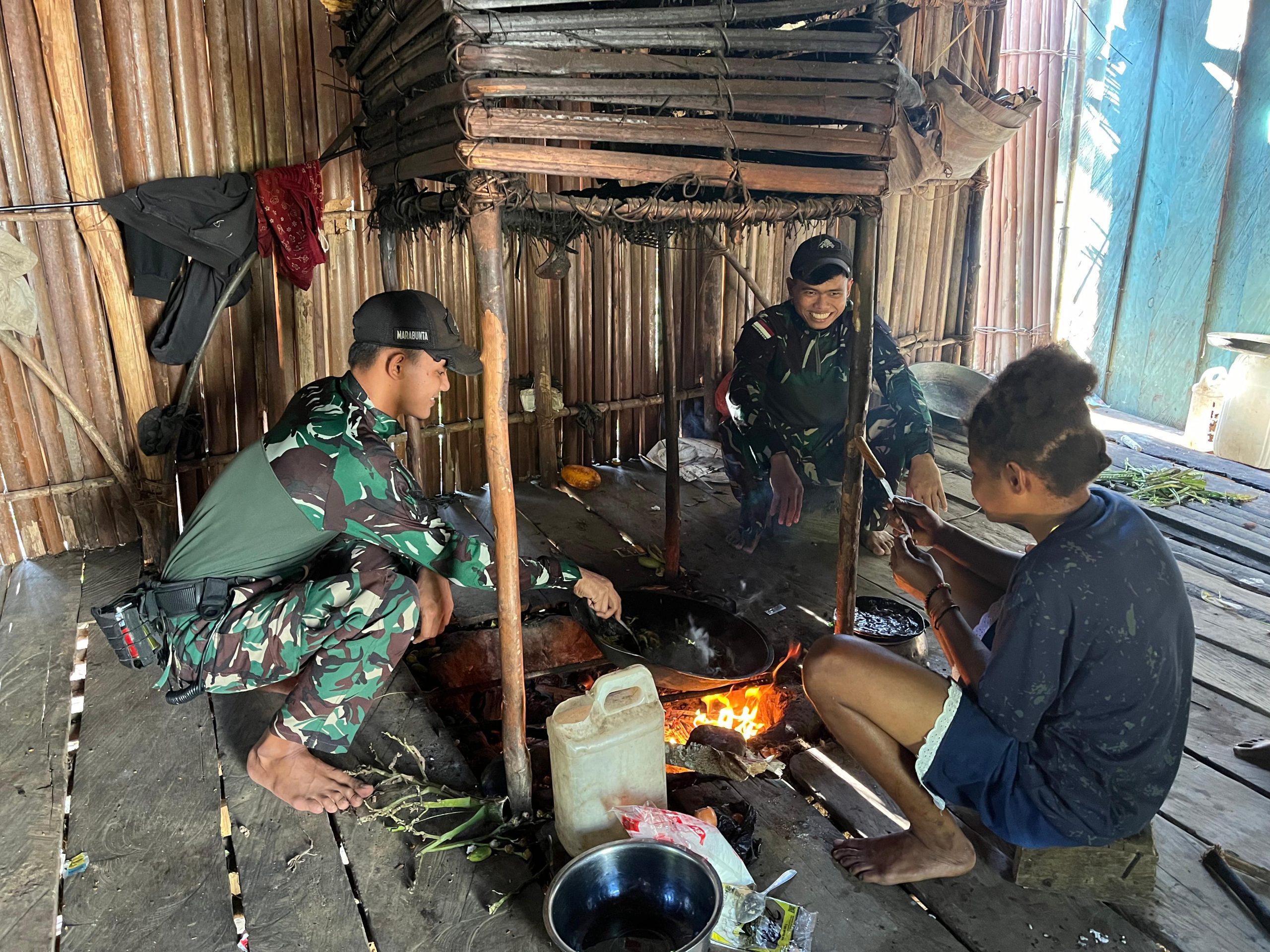 Sambangi Dapur Warga, Satgas Yonif 512 QY Pastikan Masyarakat Mampu Penuhi Kebutuhan Keluarga.