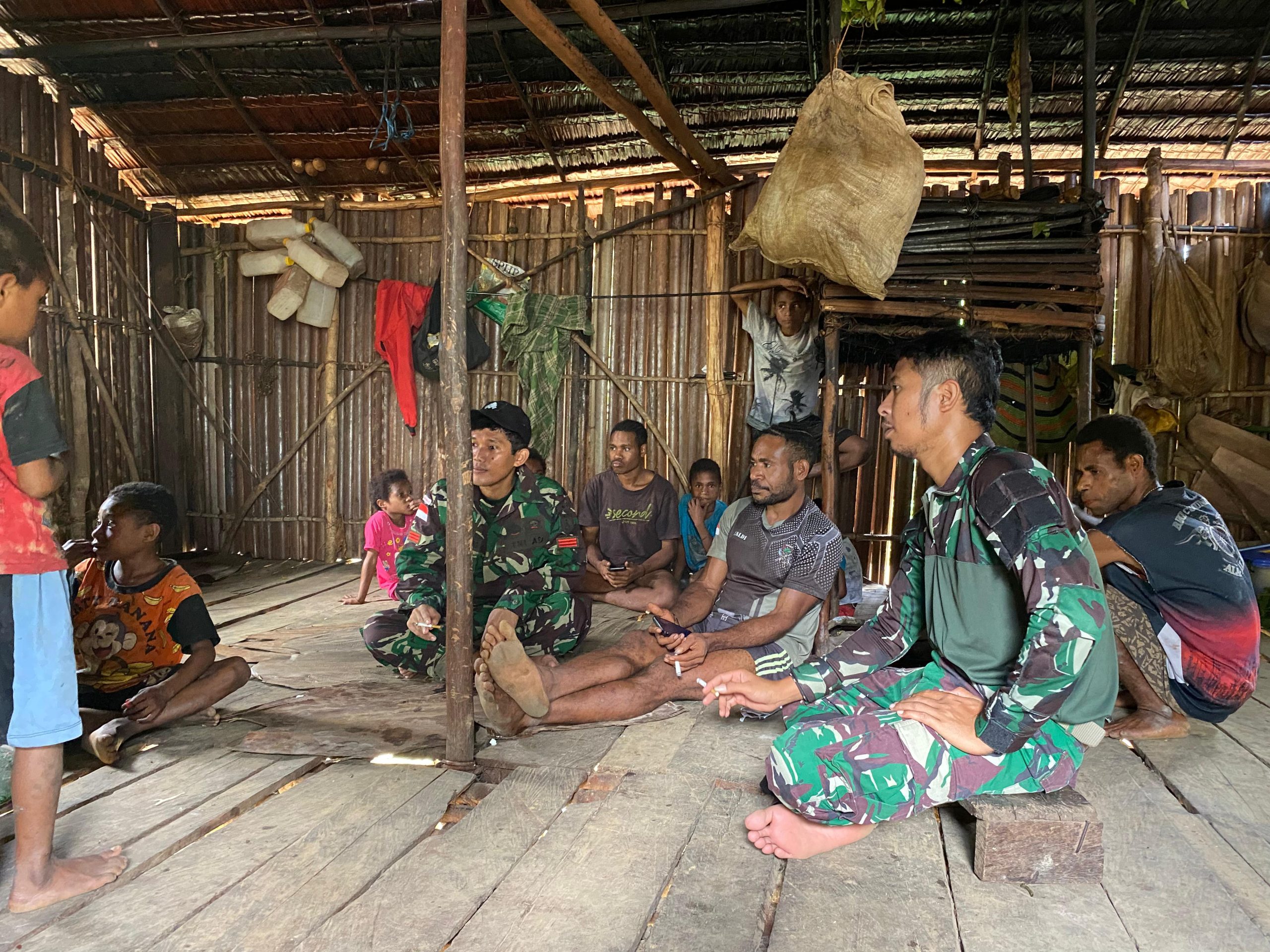 Tidak Ada Batasan Antar Sesama, Masyarakat Menyambut Satgas Yonif 512 QY sebagai Bagian dari Keluarga.