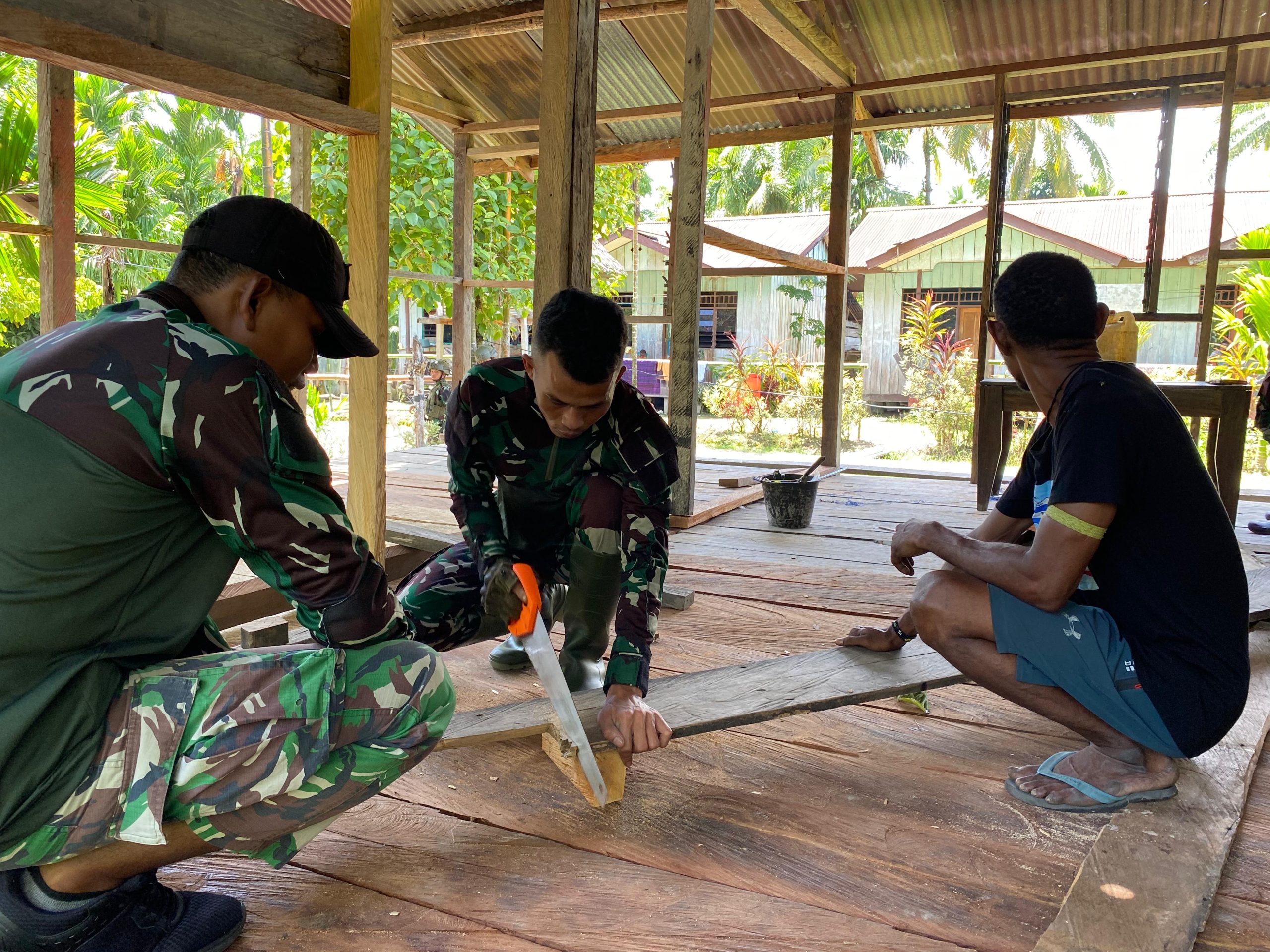 Gotong Royong Bangun Rumah, Satgas Yonif 512 QY Selalu Hadir di Tengah Masyarakat.