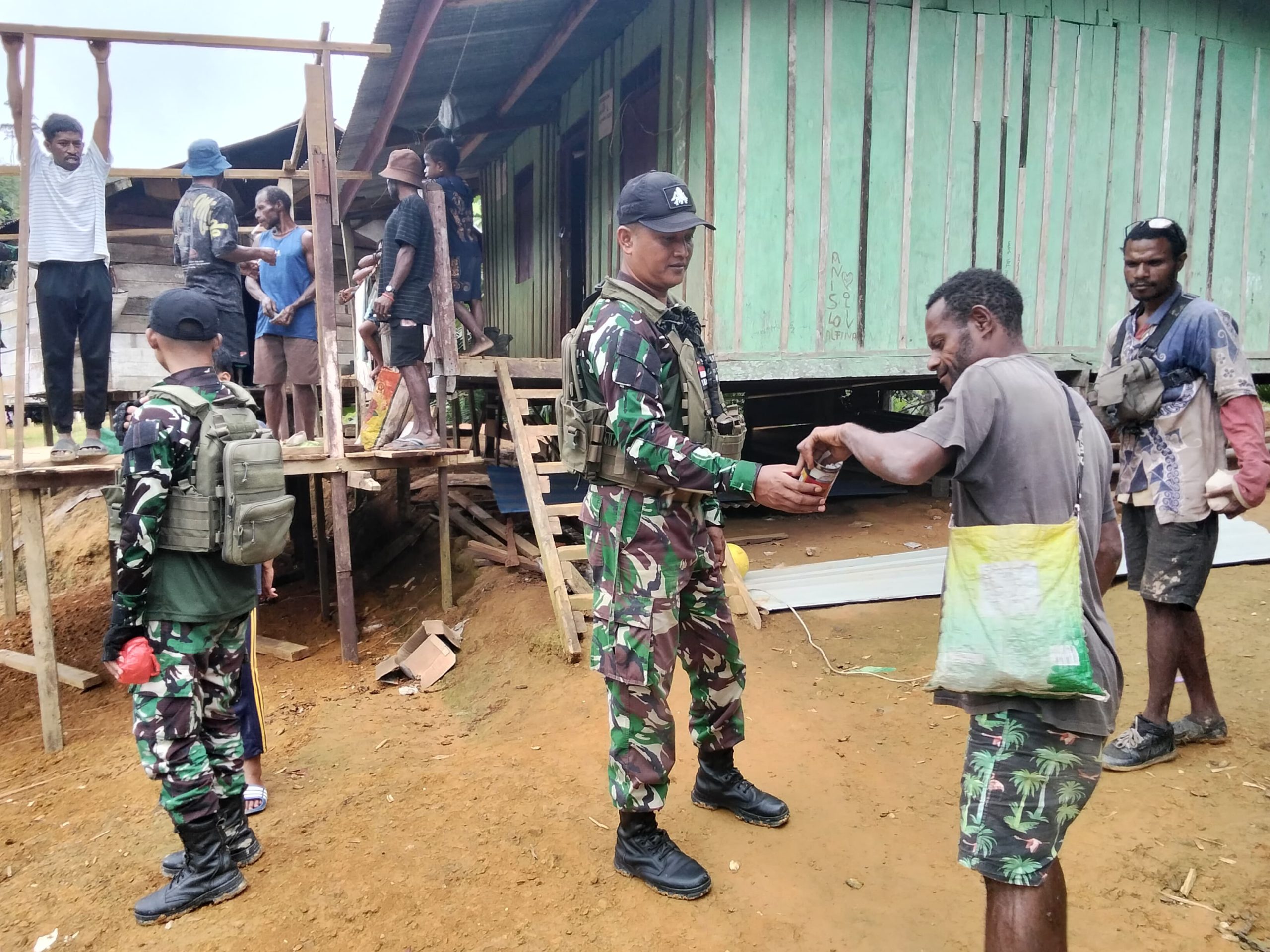 Jaga Keamanan Tetap Kondusif di Bulan Ramadhan, Satgas Yonif 512 QY Rutin Gelar Patroli Humanis di Masyarakat.