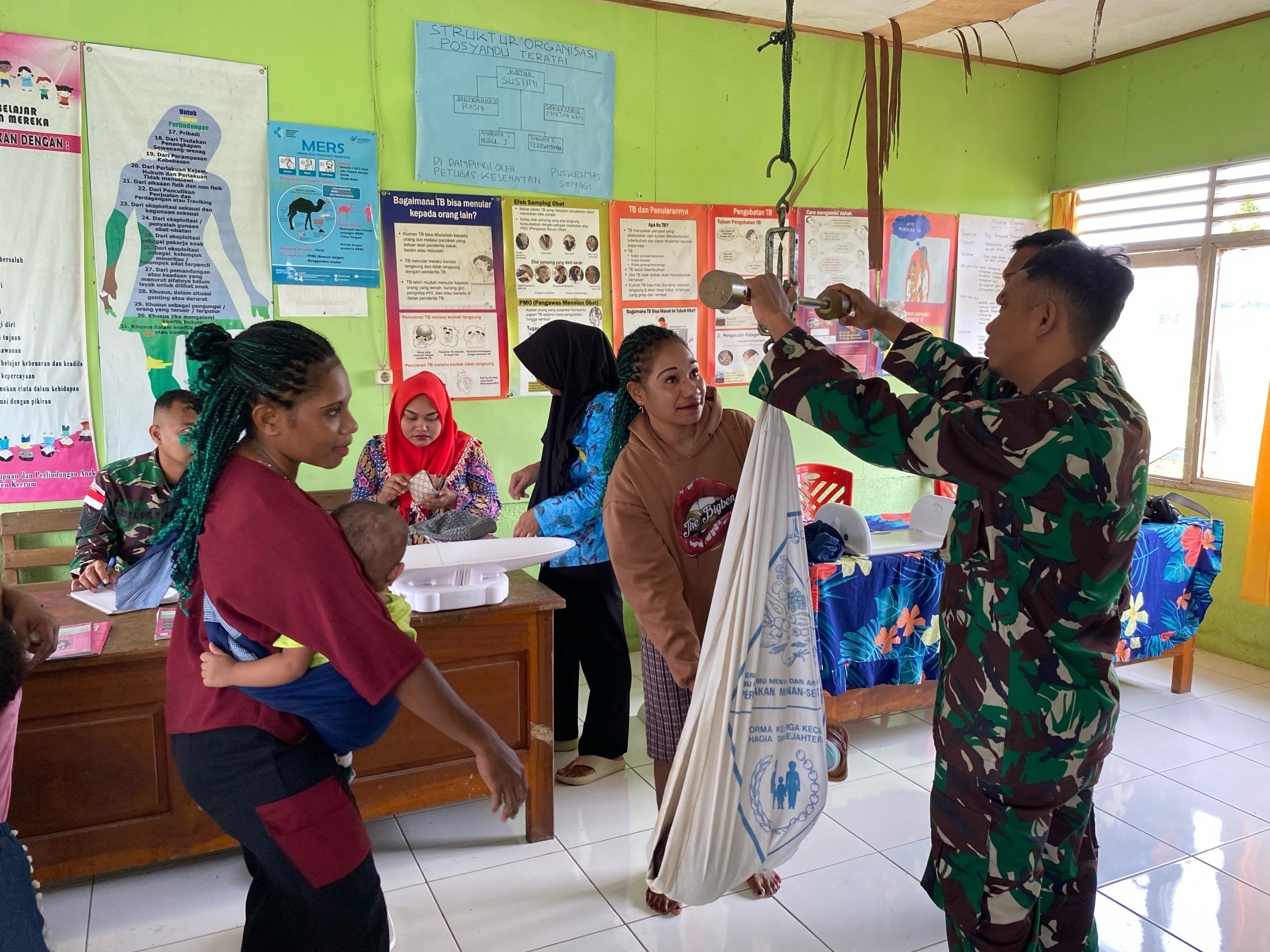 Peduli Kesehatan Balita di Perbatasan, Satgas Yonif 512 QY Bersinergi dengan Puskesmas Distrik Senggi.