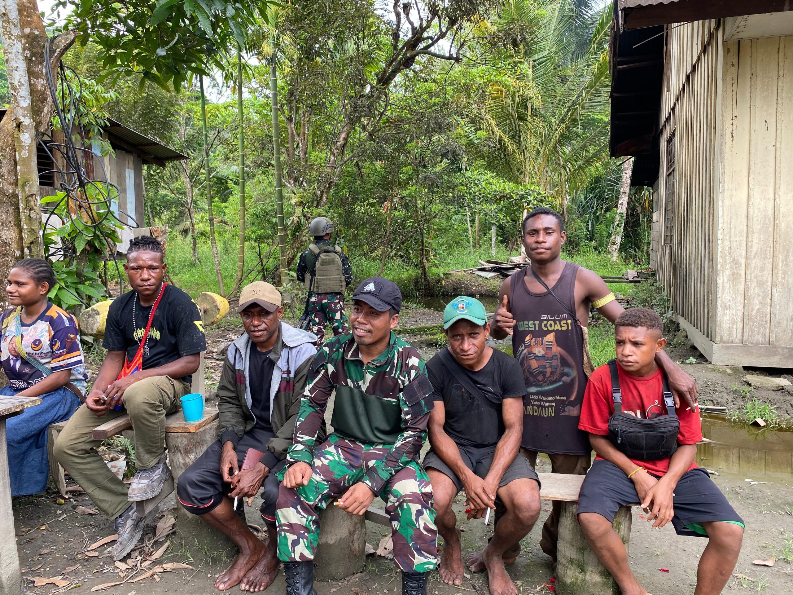 Warga Distrik Batom Merespon Senang Selalu diperhatikan, Wujud Kepedulian Satgas Yonif 512 QY dengan Sesama