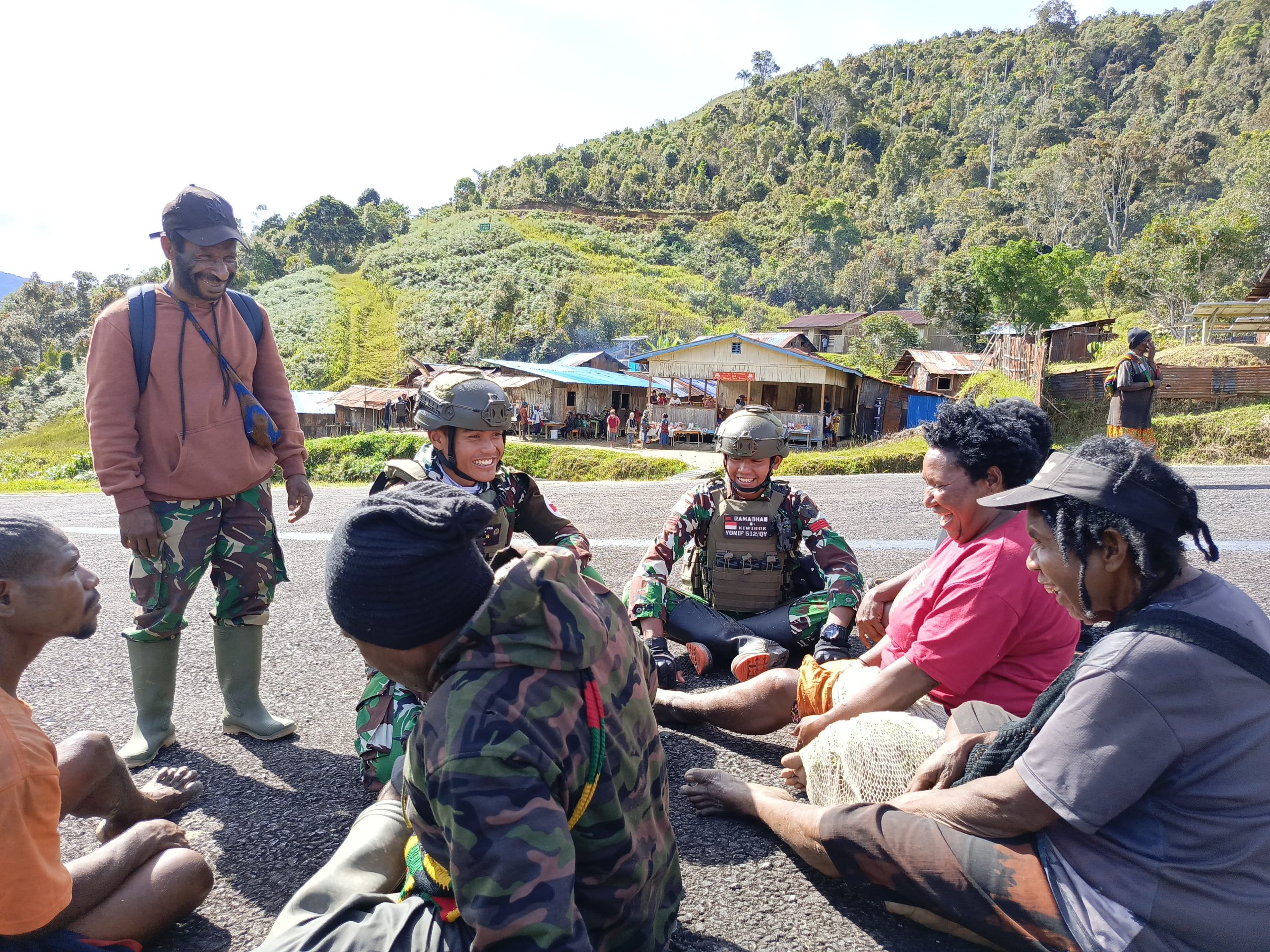 Ikatan yang Terjalin Erat Wujud Kedekatan Tanpa Batas, Satgas Yonif 512 QY dan Masyarakat Kiwirok.