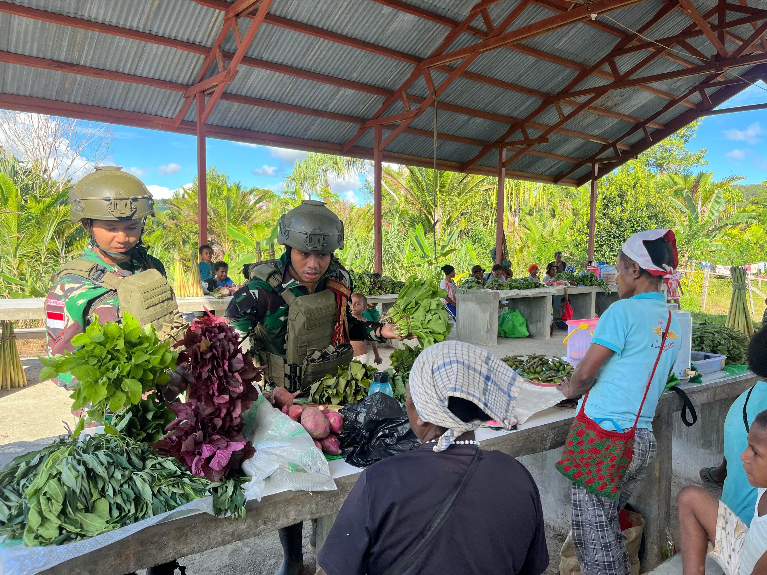 Berkah Ramadhan, Satgas Yonif 512 QY Borong Hasil Bumi, Mama-Mama Papua Sumringah.