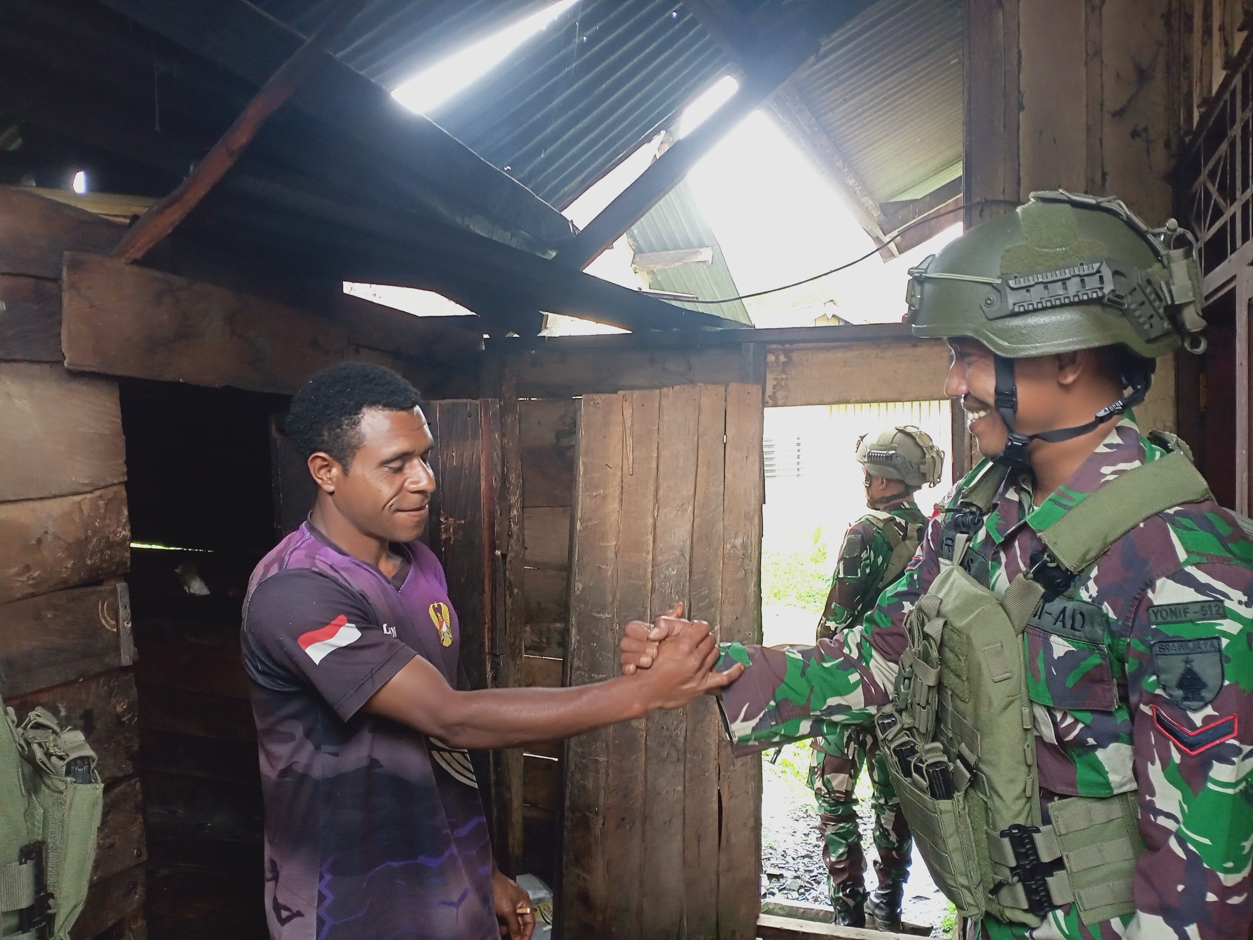Dengarkan Aspirasi dan Bantu Warga Secara Langsung, Satgas Yonif 512 QY Sambangi Rumah ke Rumah di Kampung Apnisibil.