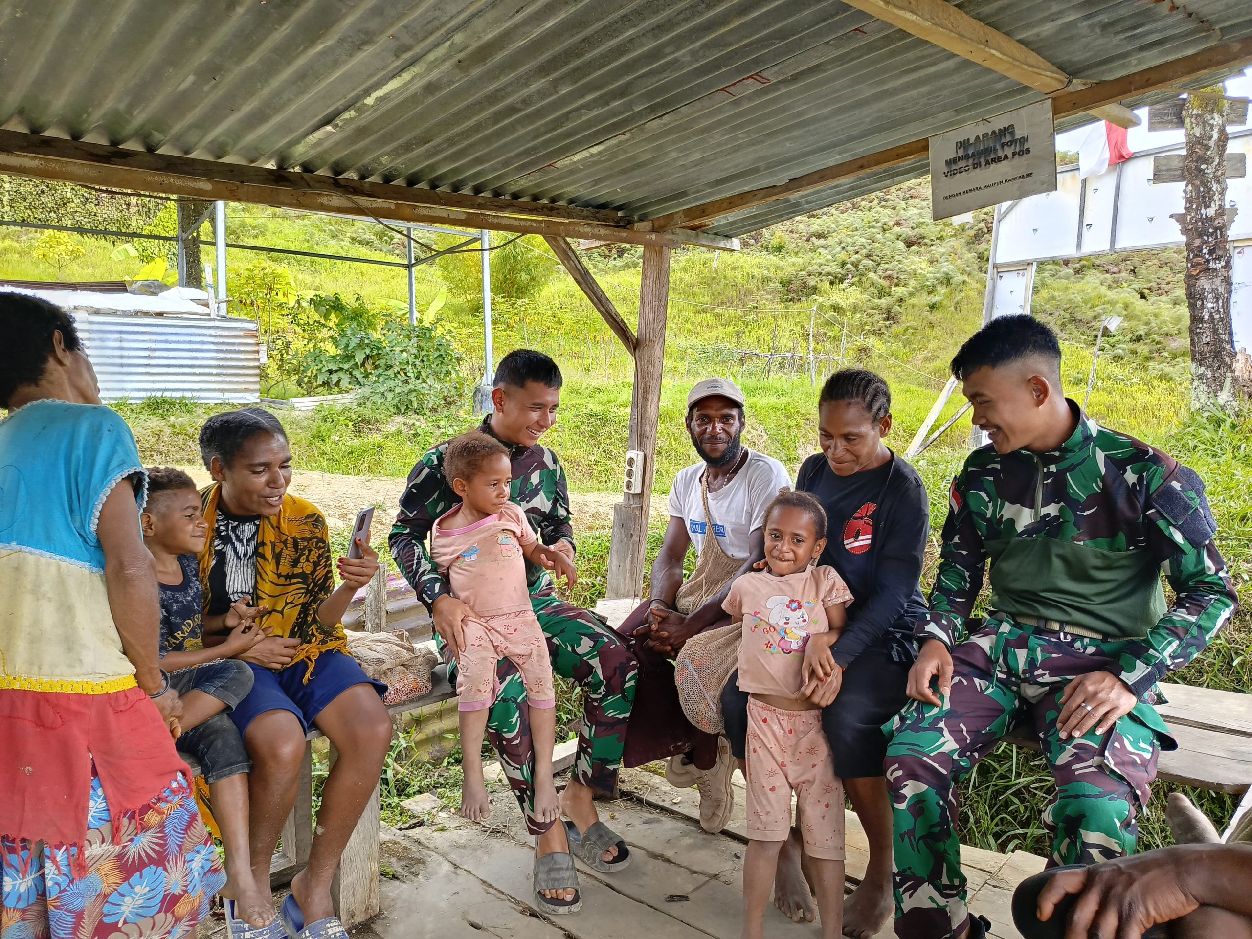 Harmoni di Ujung Timur Negeri, Satgas Yonif 512 QY dan Masyarakat Kiwirok Hidup Berdampingan dalam Damai.