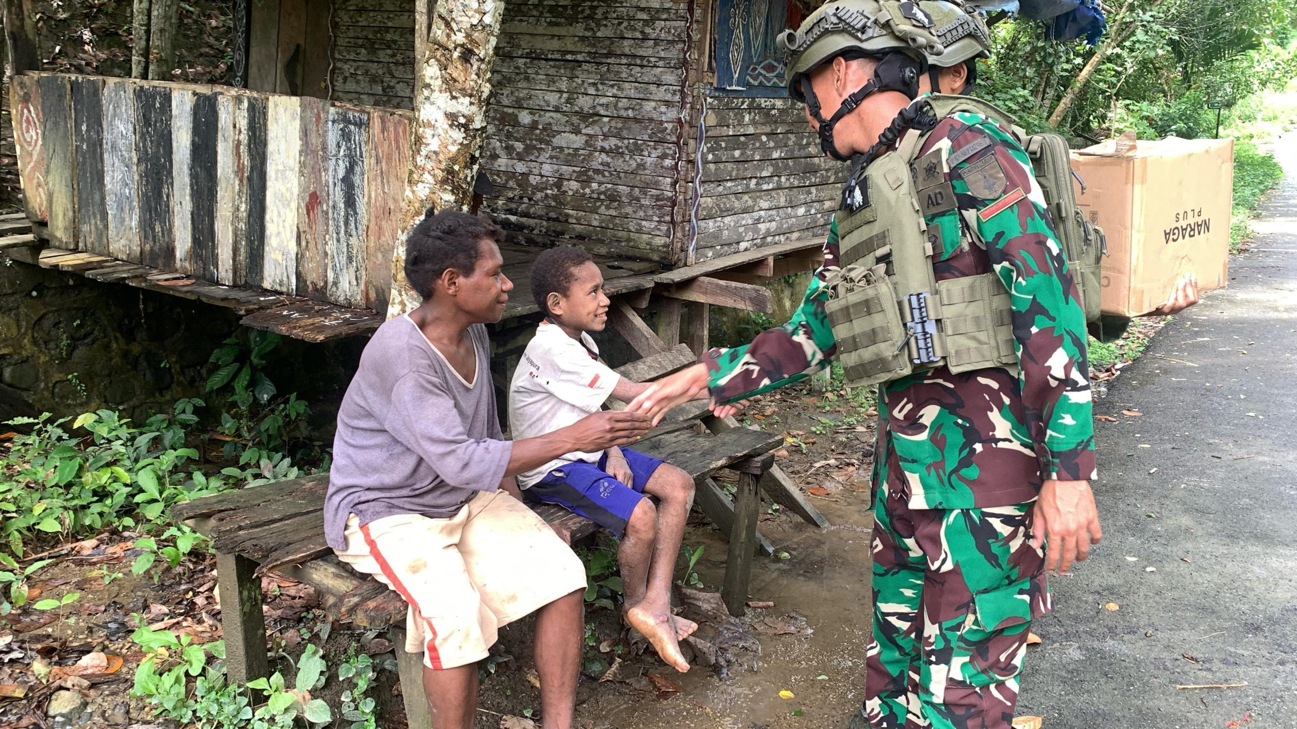 Peduli dari Hati, Satgas Yonif 512 QY Datangi Rumah Warga di Kampung Yuwainda.