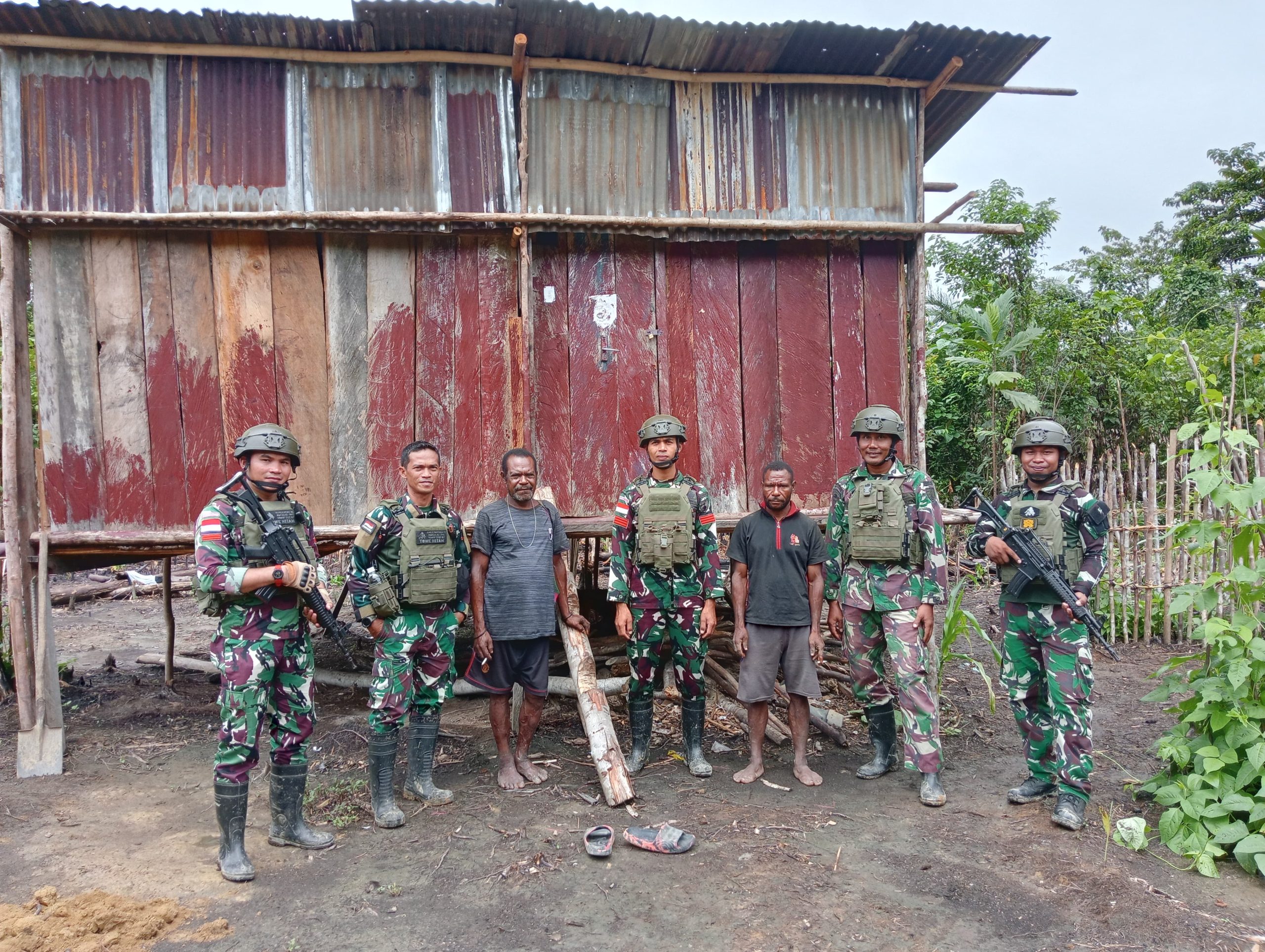 Menyapa Warga dengan Duduk Bersama Dengar Aspirasi dari Hati Ke Hati, Satgas Yonif 512 QY Sambangi Rumah Warga.
