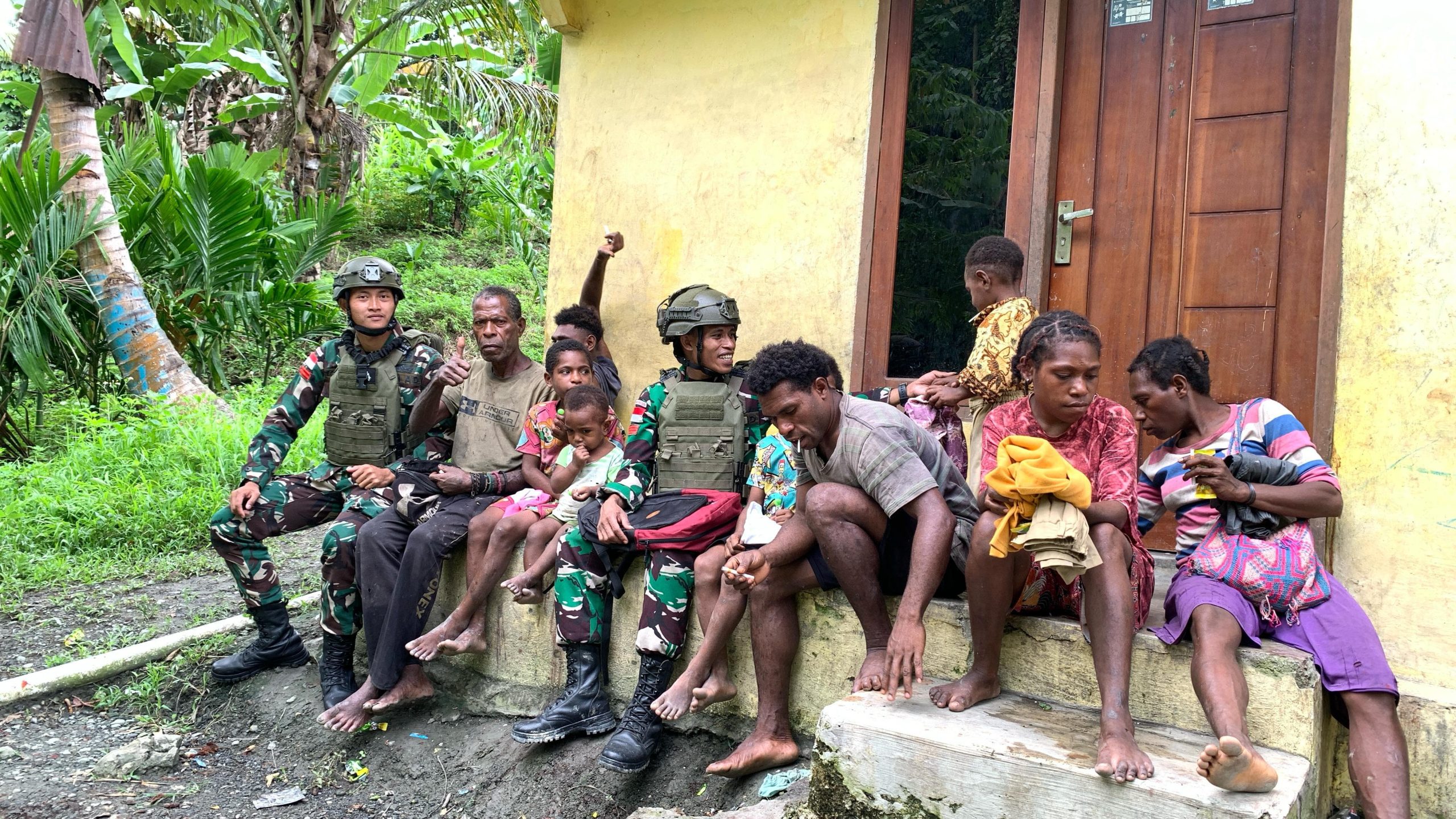Pelukan dalam Bentuk Pakaian, Satgas Yonif 512QY Bagikan Baju Baru untuk Warga Kampung Yuwainda.