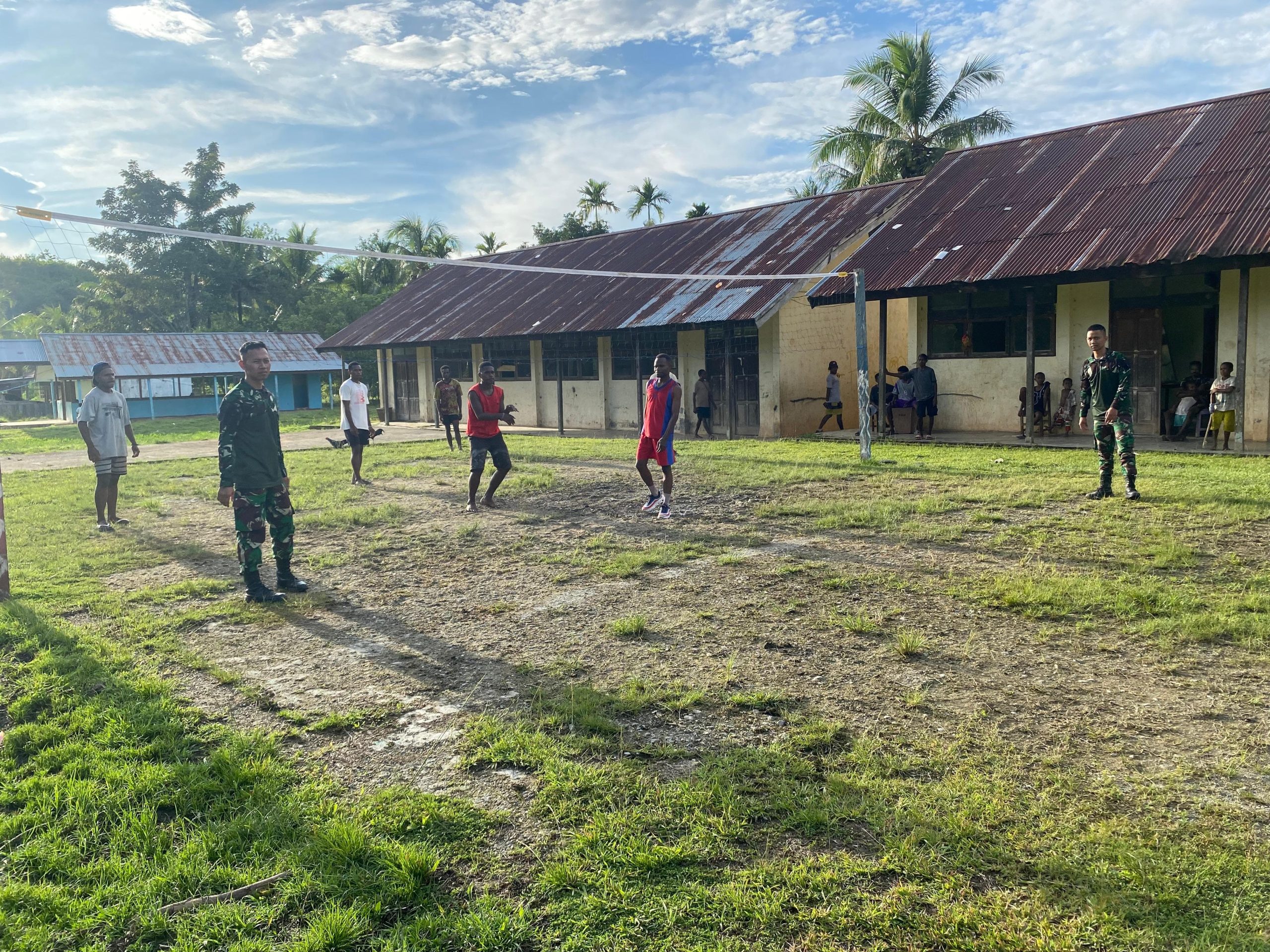 Senyum Anak-anak Papua di Tengah Pelosok, Satgas Yonif 512 QY Bermain Voli Bersama di Kampung Monggo Efi.