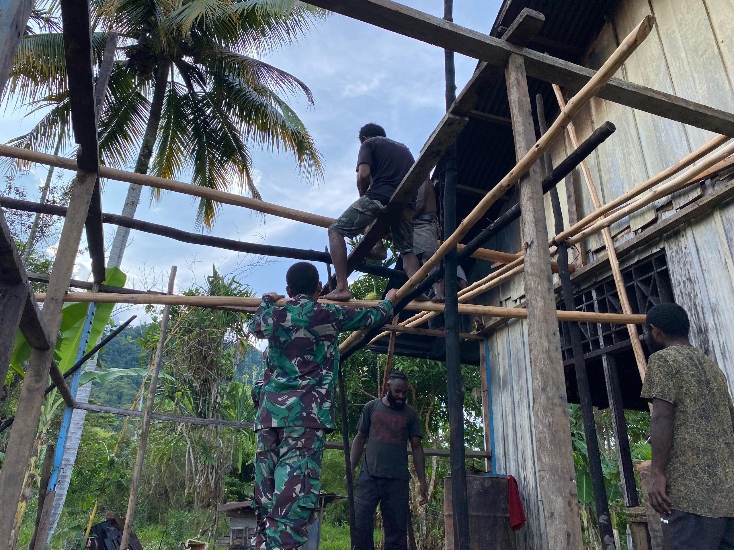 Harapan Baru dengan dibangunnya Rumah, Satgas Yonif 512 QY Bangun Rumah untuk Warga di Distrik Batom.