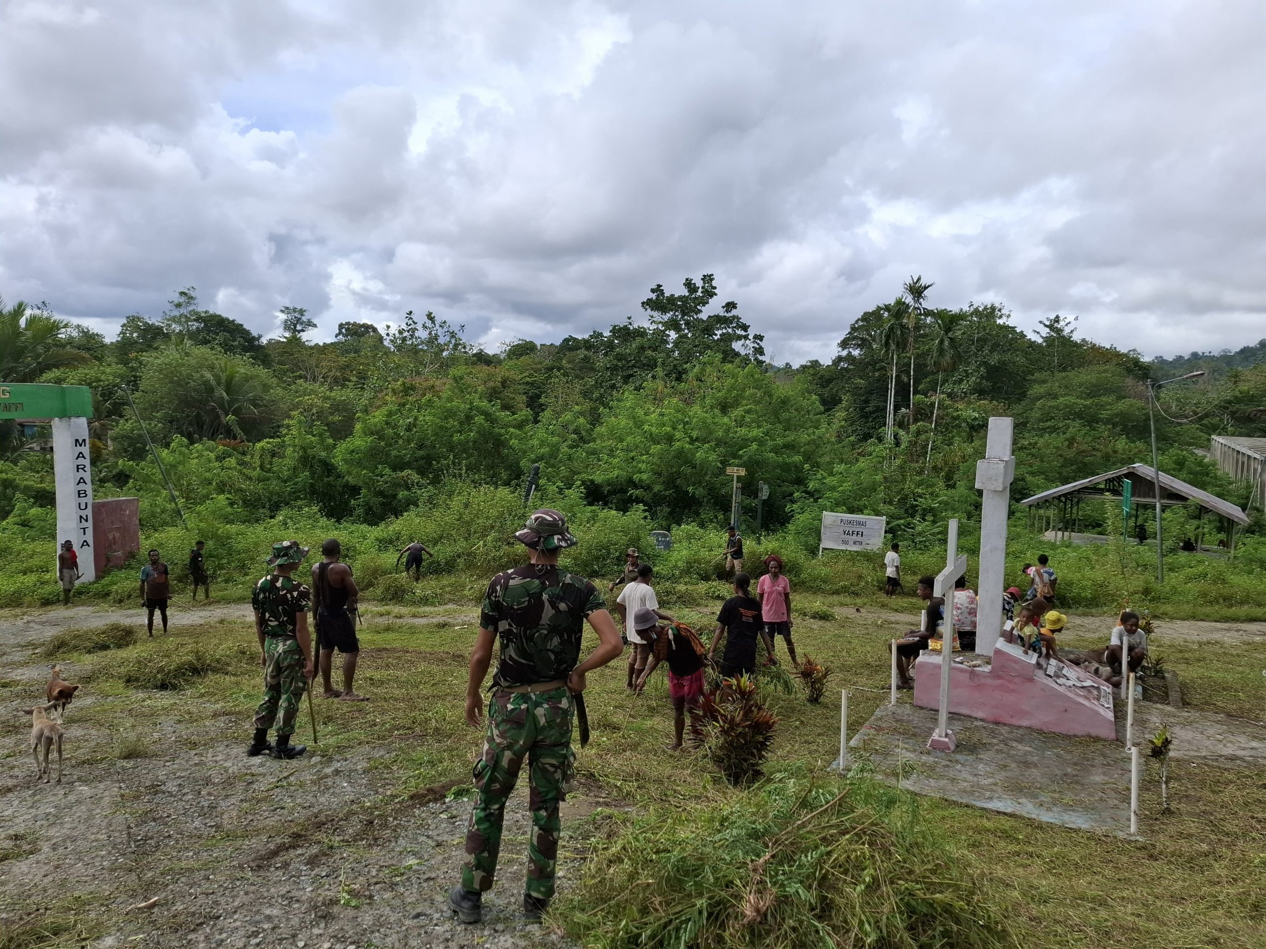 Wujud Cinta pada Identitas dan Warisan Leluhur, Satgas Yonif 512 QY Bersama Warga Bersihkan Gapura Kampung Yabanda.