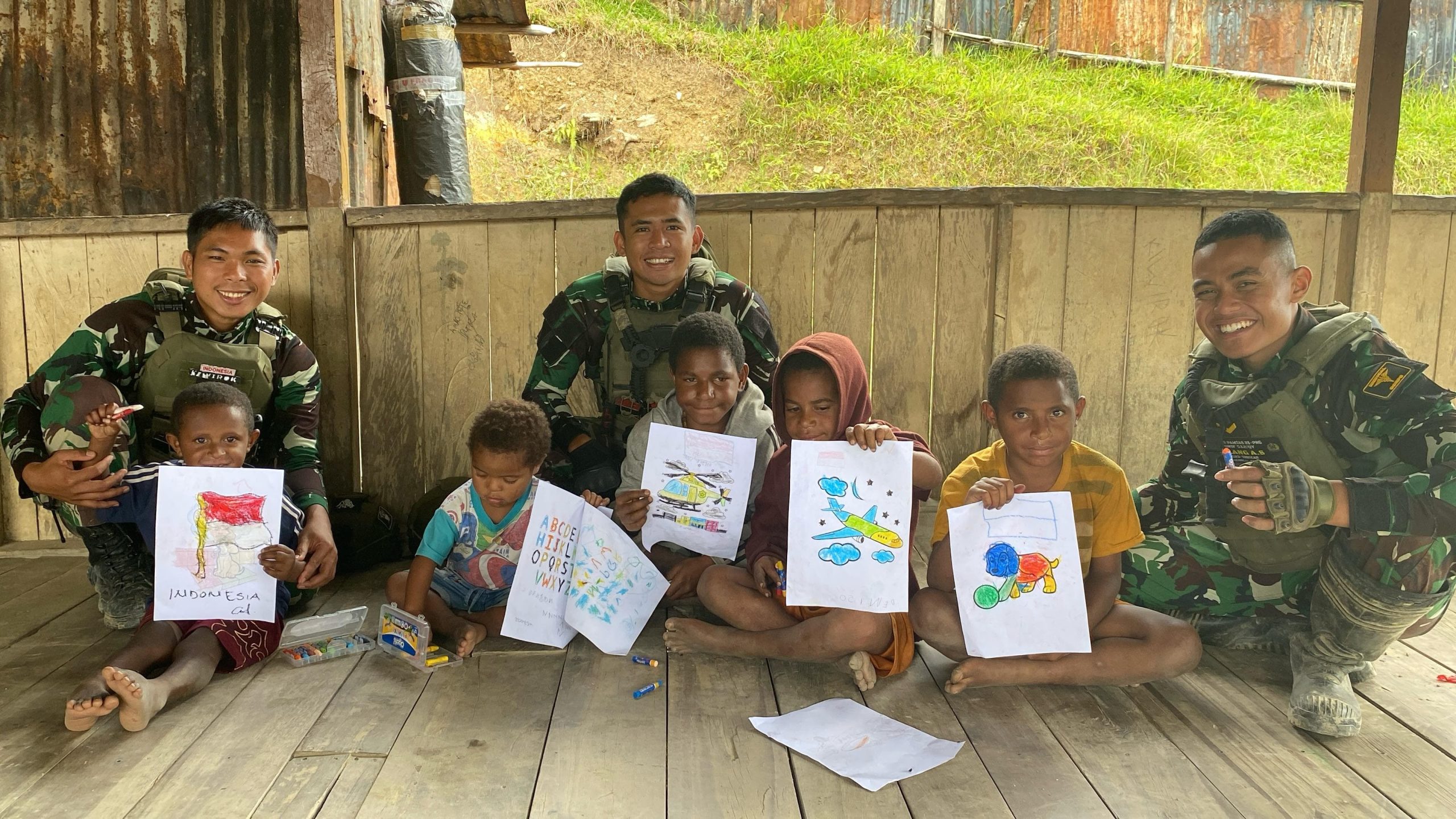 Warna-warni di Ujung Negeri, Satgas Yonif 512 QY Temani Anak-anak Kiwirok Menggambar dan Mewarnai.