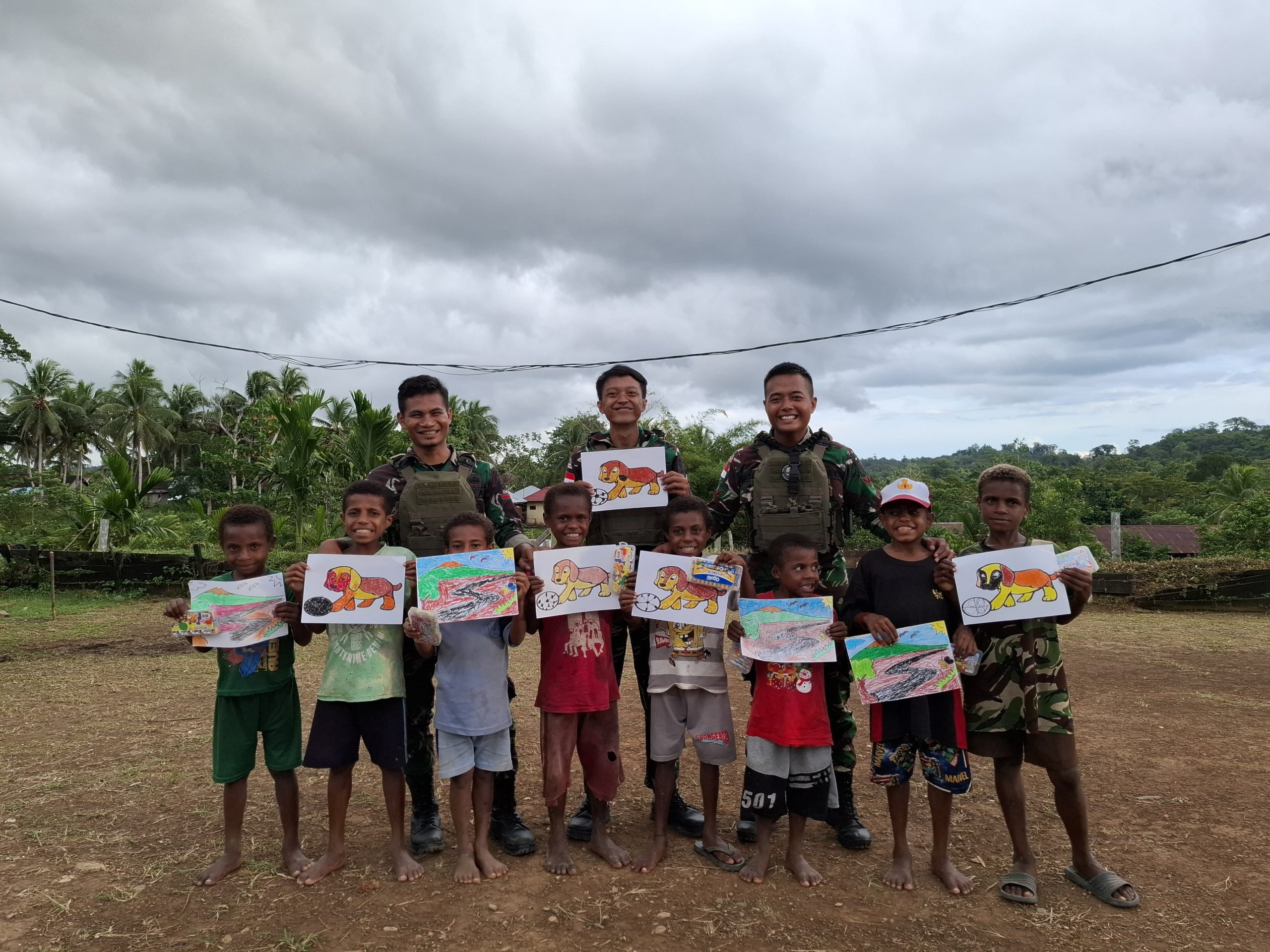 Warna-warni Cinta dari Perbatasan, Satgas Yonif 512 QY dan Anak-anak Kampung Yabanda Goreskan Harapan Lewat Crayon.