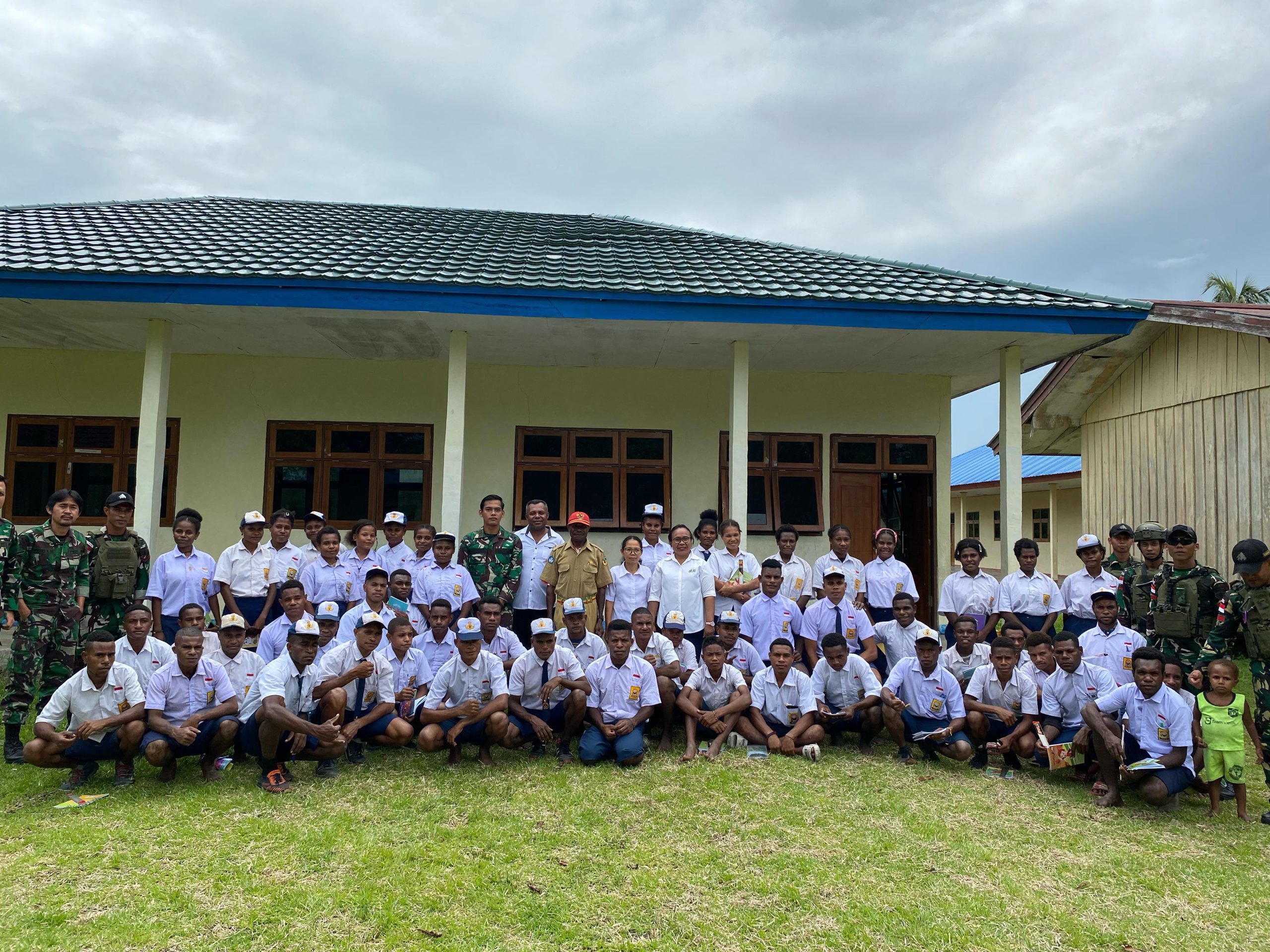 Langkah Kecil, Harapan Besar, Satgas Yonif 512 QY Bagikan Alat Tulis untuk Pelajar di Ujung Negeri.