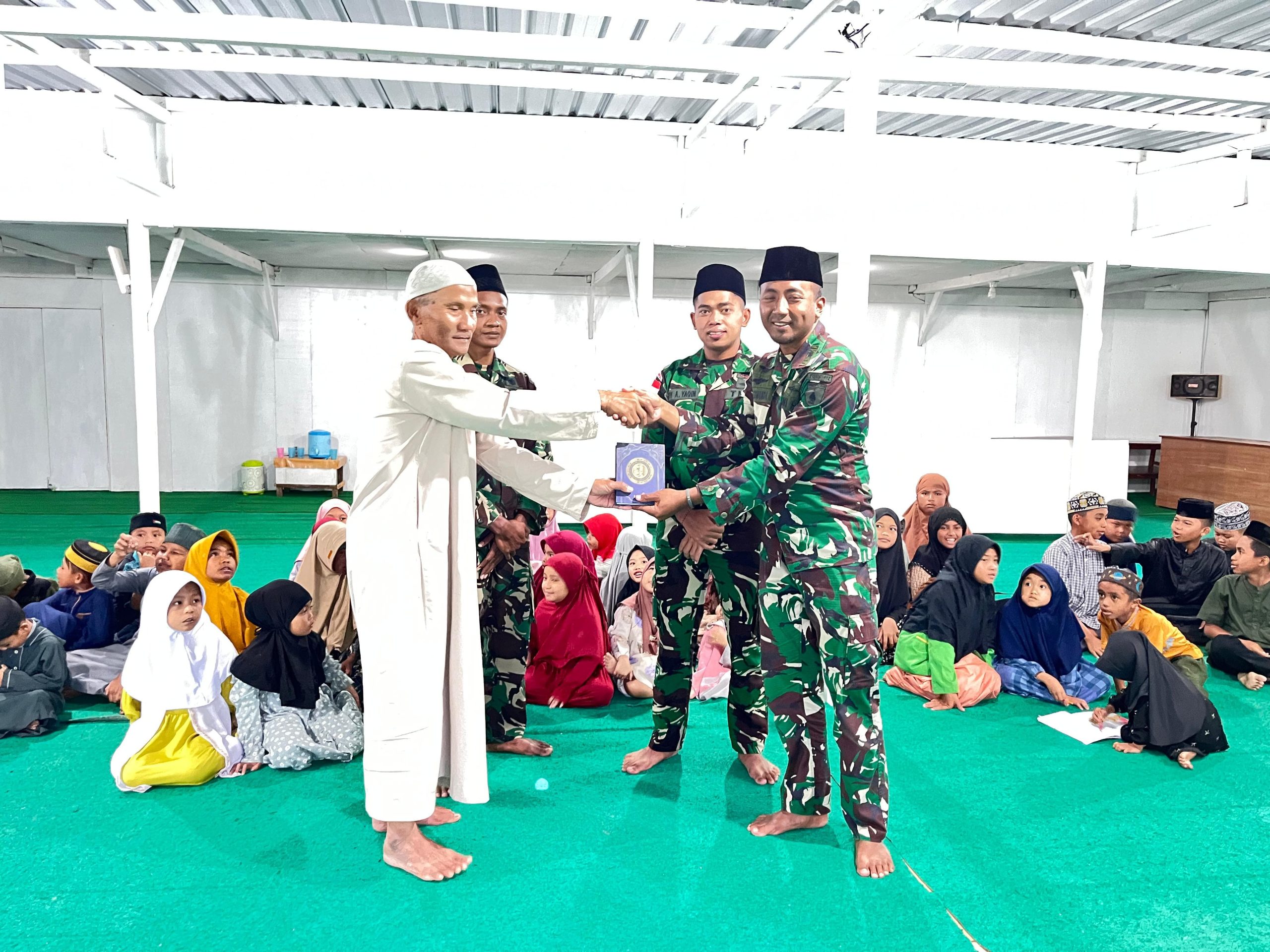 Tebar Cahaya di Tanah Papua, Satgas Yonif 512 QY Serahkan Al-Quran di Masjid An Nur Distrik Oksibil.