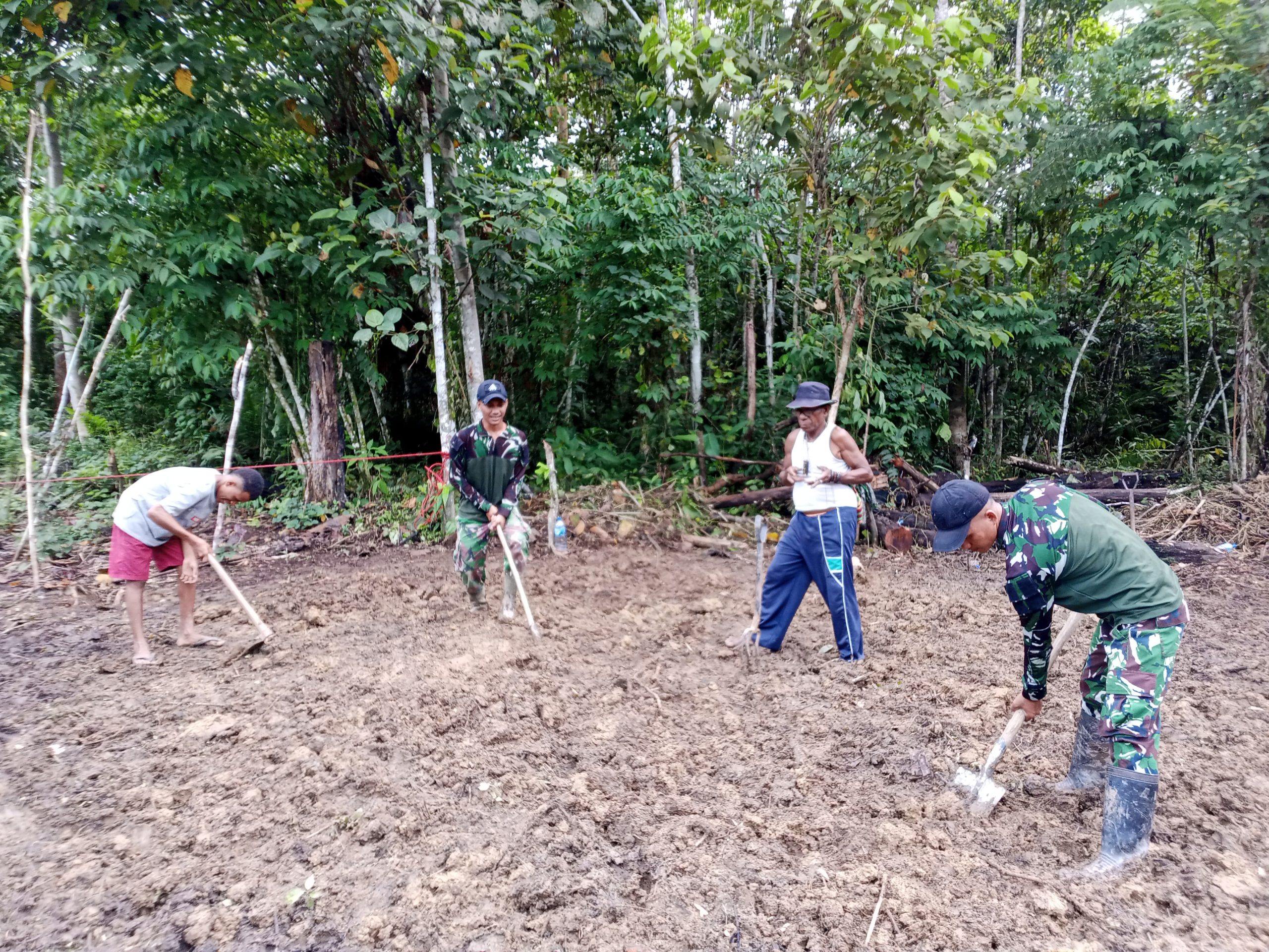 Langkah Kecil dari Perbatasan untuk Masa Depan, Satgas Yonif 512 QY dan Warga Unggalom Tanam Asa di Tengah Sunyi Perbatasan.