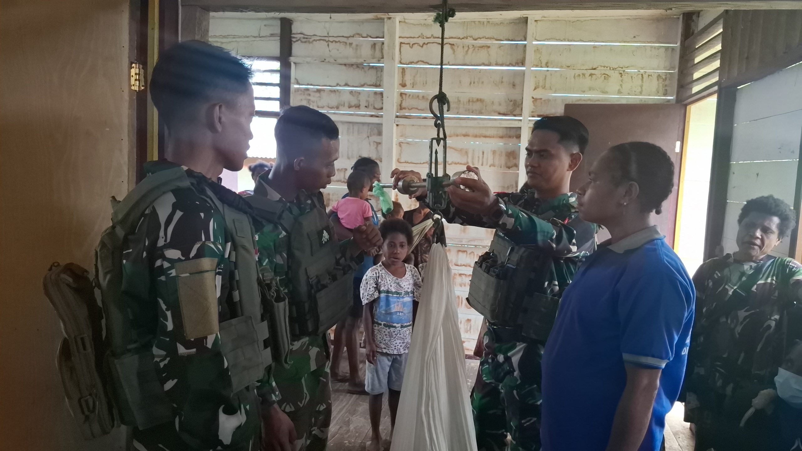 Merawat Asa di Ujung Negeri Satgas Yonif 512QY dan Tenaga Kesehatan Bersatu Demi Anak Sehat di Kampung Yabanda.