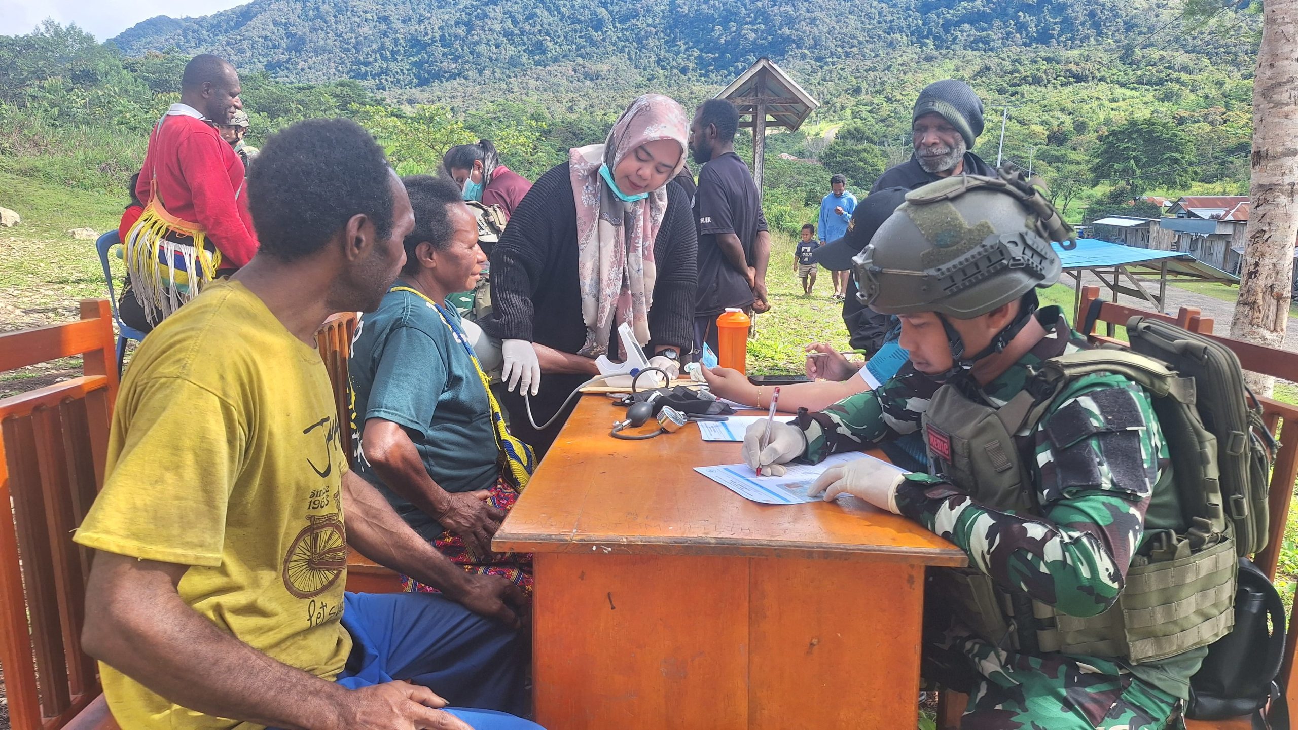 Dari Hati untuk Negeri, Satgas Yonif 512 QY dan Puskesmas Okpol Hadirkan Harapan Sehat di Kampung Okpol.
