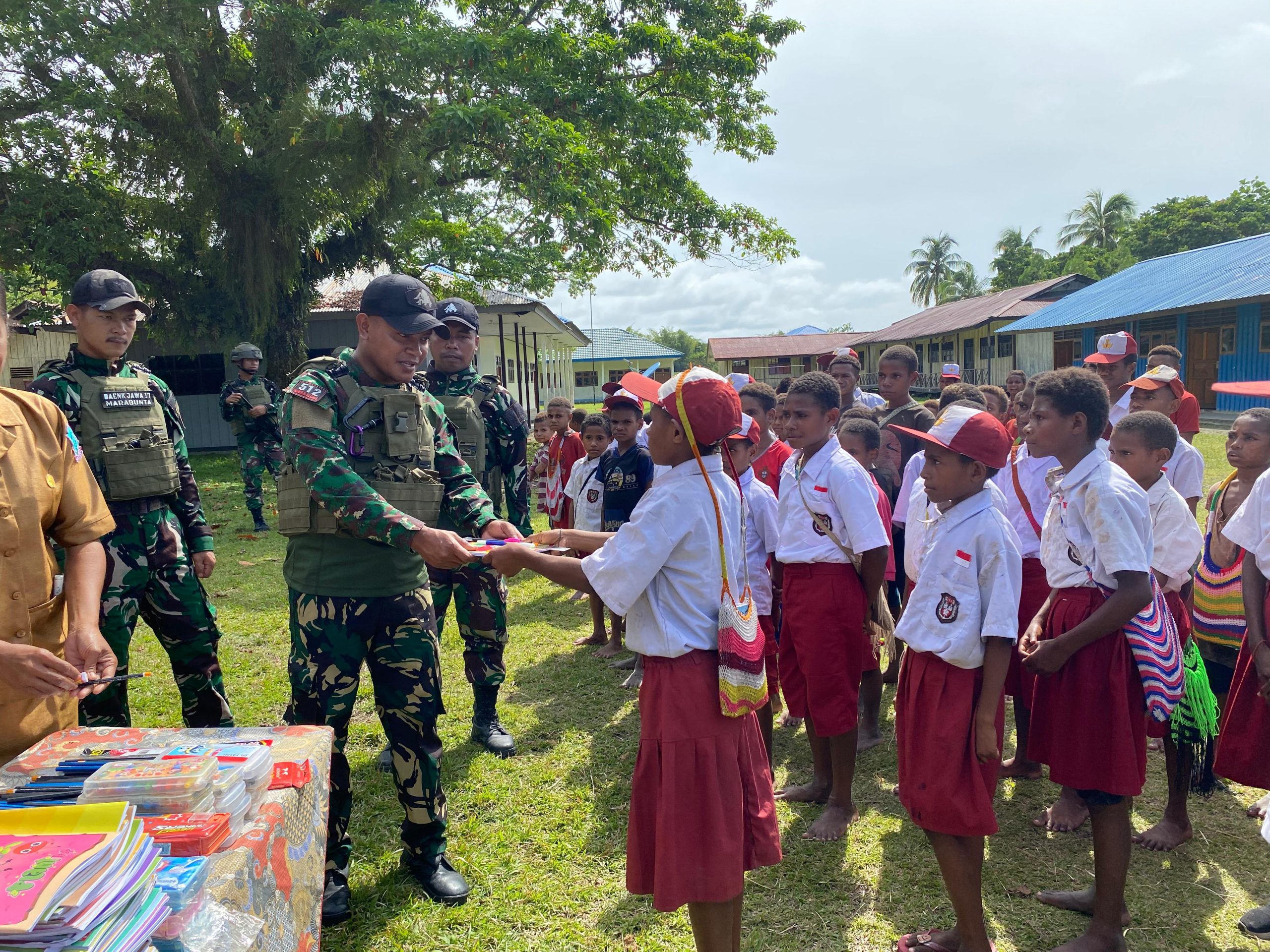 Siswa Siswi SD Inpres Batom Terima Perlengkapan Sekolah, Satgas Yonif 512 QY Hadirkan Cahaya di Pegunungan Bintang.