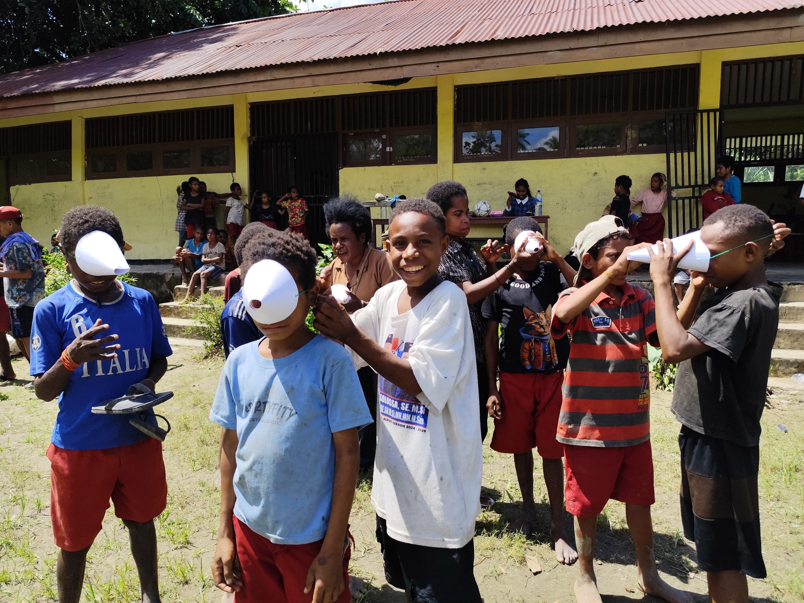 Tawa Anak Negeri di Ujung Perbatasan, Satgas Yonif 512 QY Hadirkan Keceriaan Bersama Siswa-Siswi SD YPPK Pulboa.
