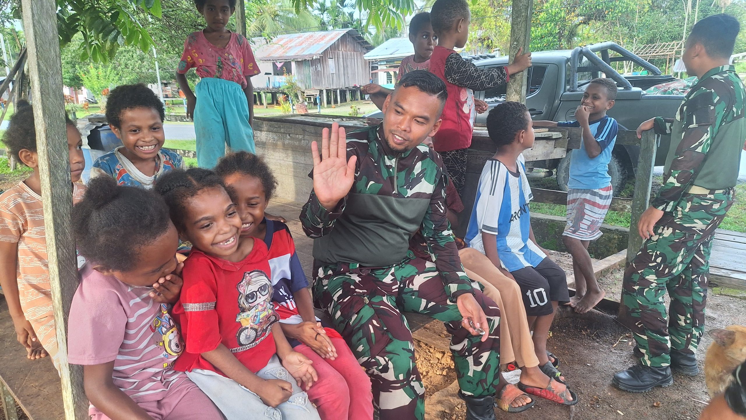 Tebar Kepedulian Bantu Anak-anak dengan Perlengkapan Sekolah, Wujud Pegabdian Satgas Yonif 512/QY di Distrik Senggi