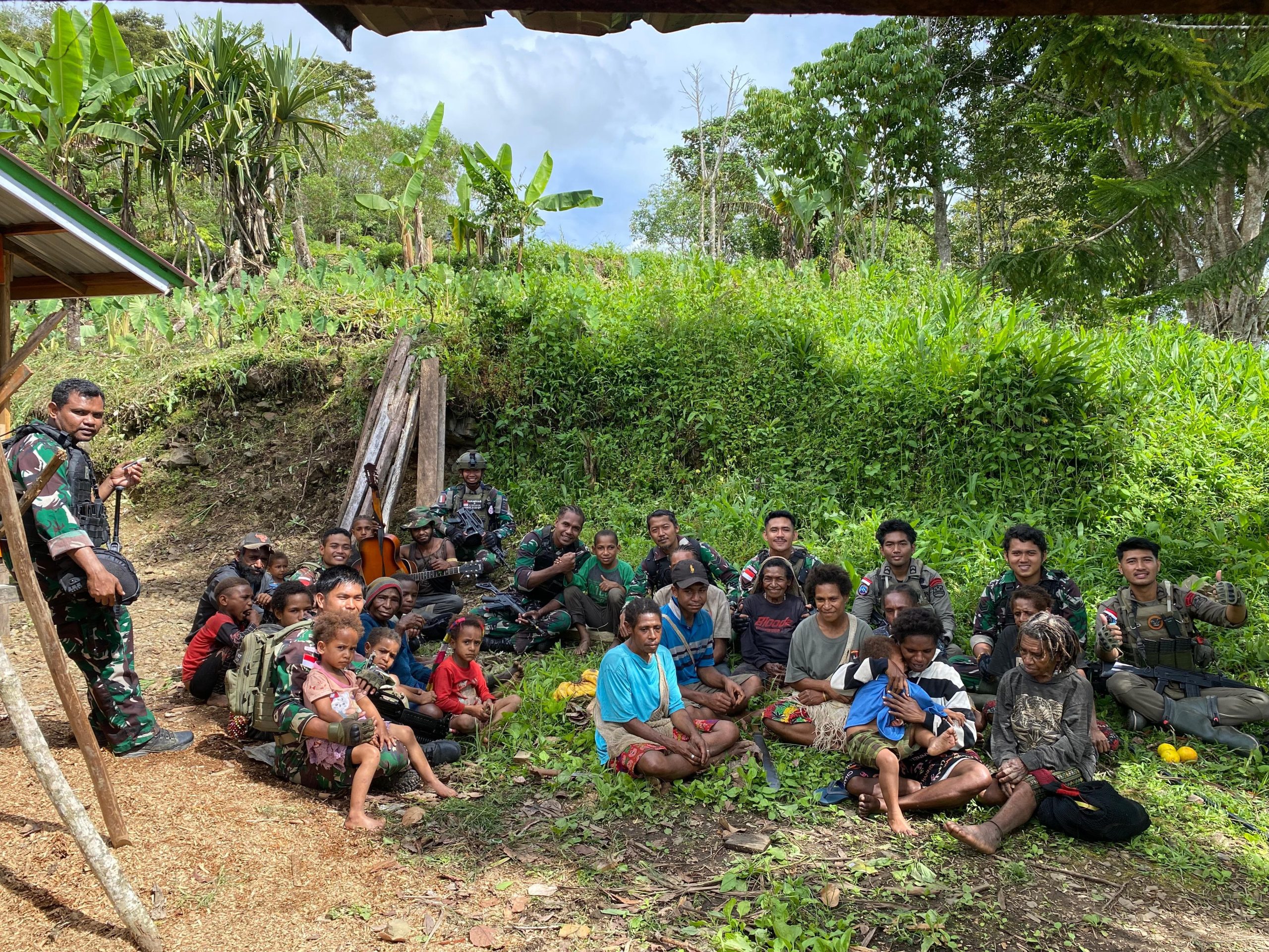 Jalin Keakraban dengan Warga Kiwirok dalam Kegiatan Komsos, Wujud Sinergitas Satgas Yonif 512/QY dengan Satuan Brimob Polri