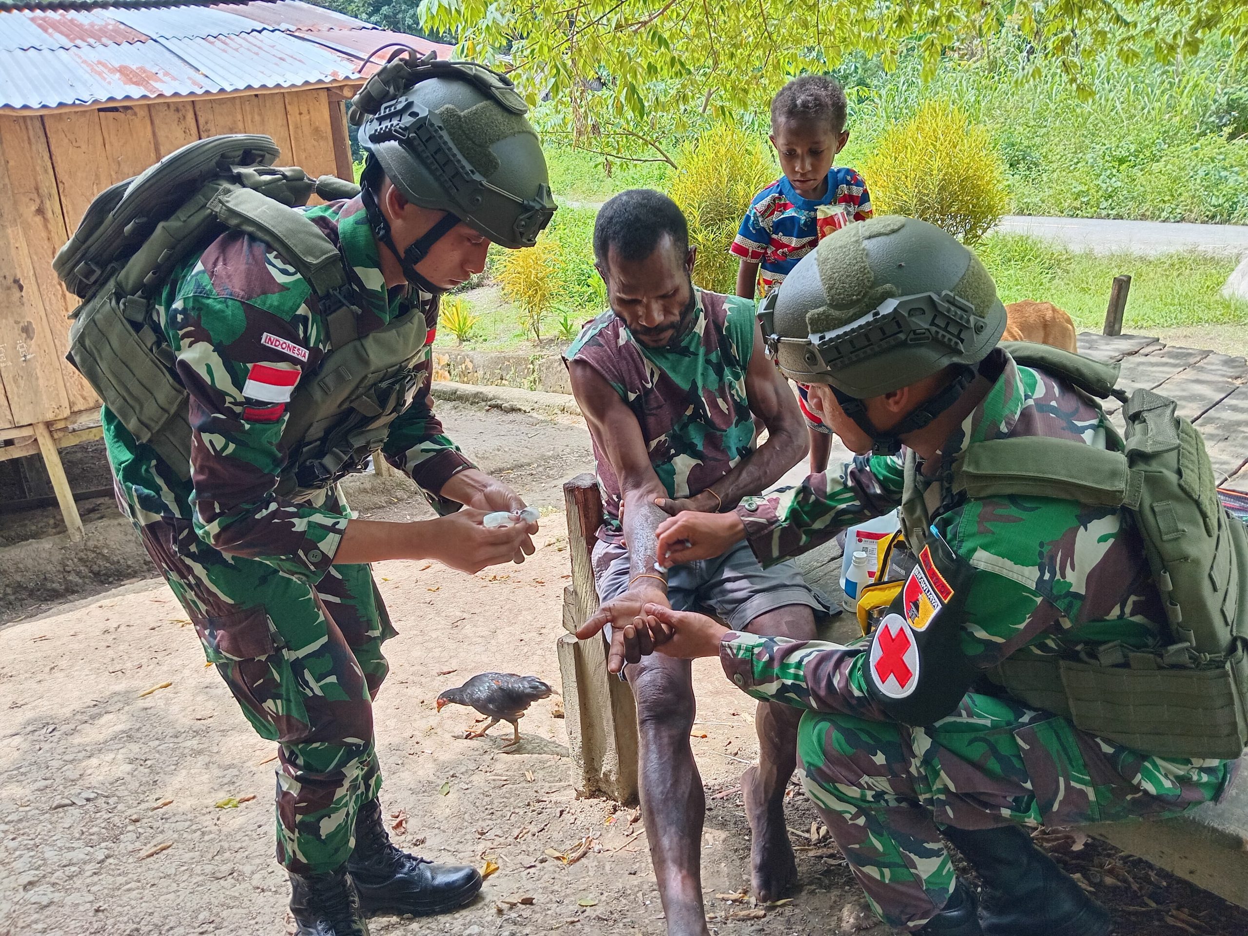 Beri Perawatan kepada Warga yang Alami Sakit, Wujud Kepedulian Satgas Yonif 512/QY terhadap Wargannya