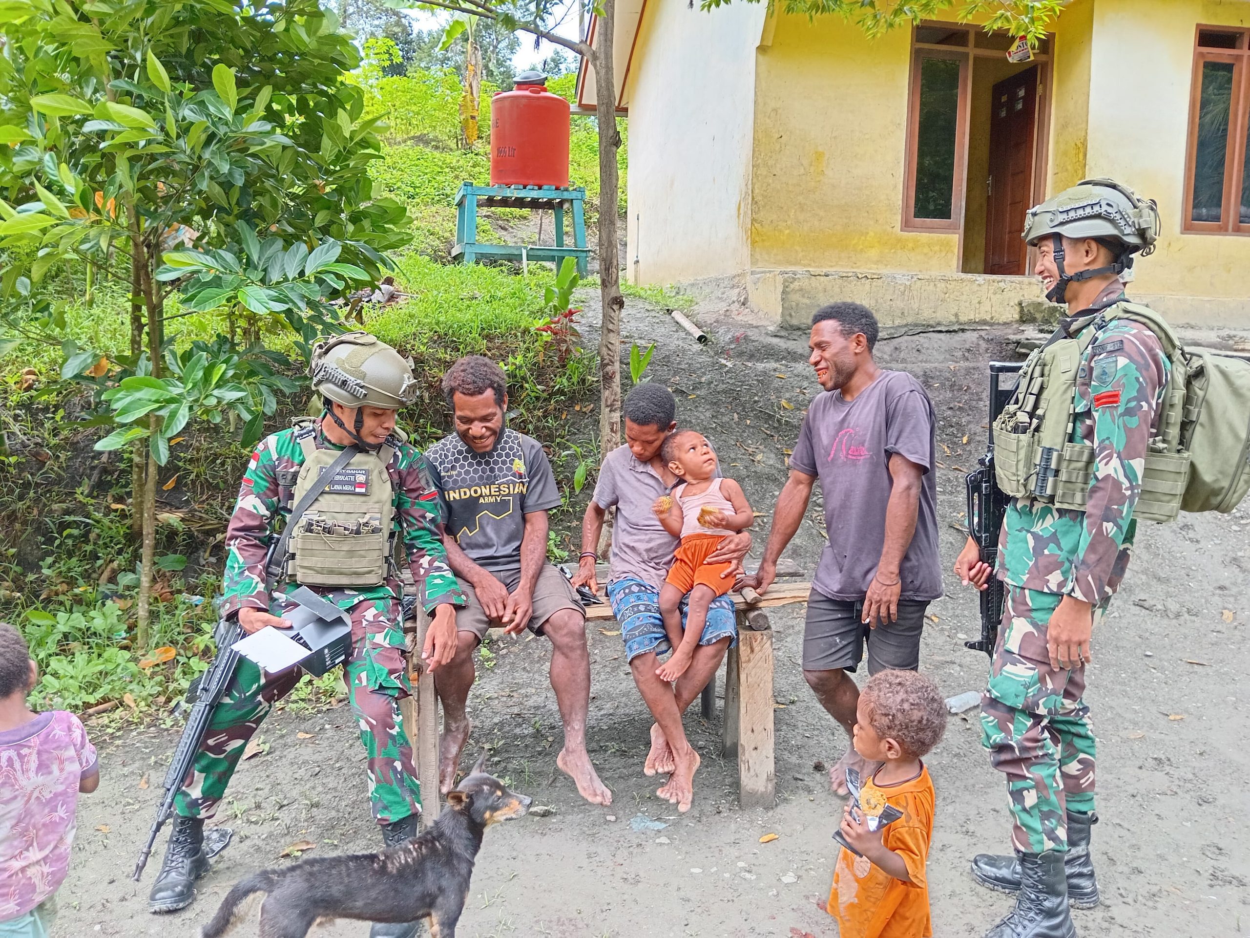 Mama Merdica “Anak-anak Tentara Ini Sudah Seperti Anak Kami Sendiri” – Kehangatan di Perbatasan Satgas Yonif 512QY Bercengkerama Bersama Warga