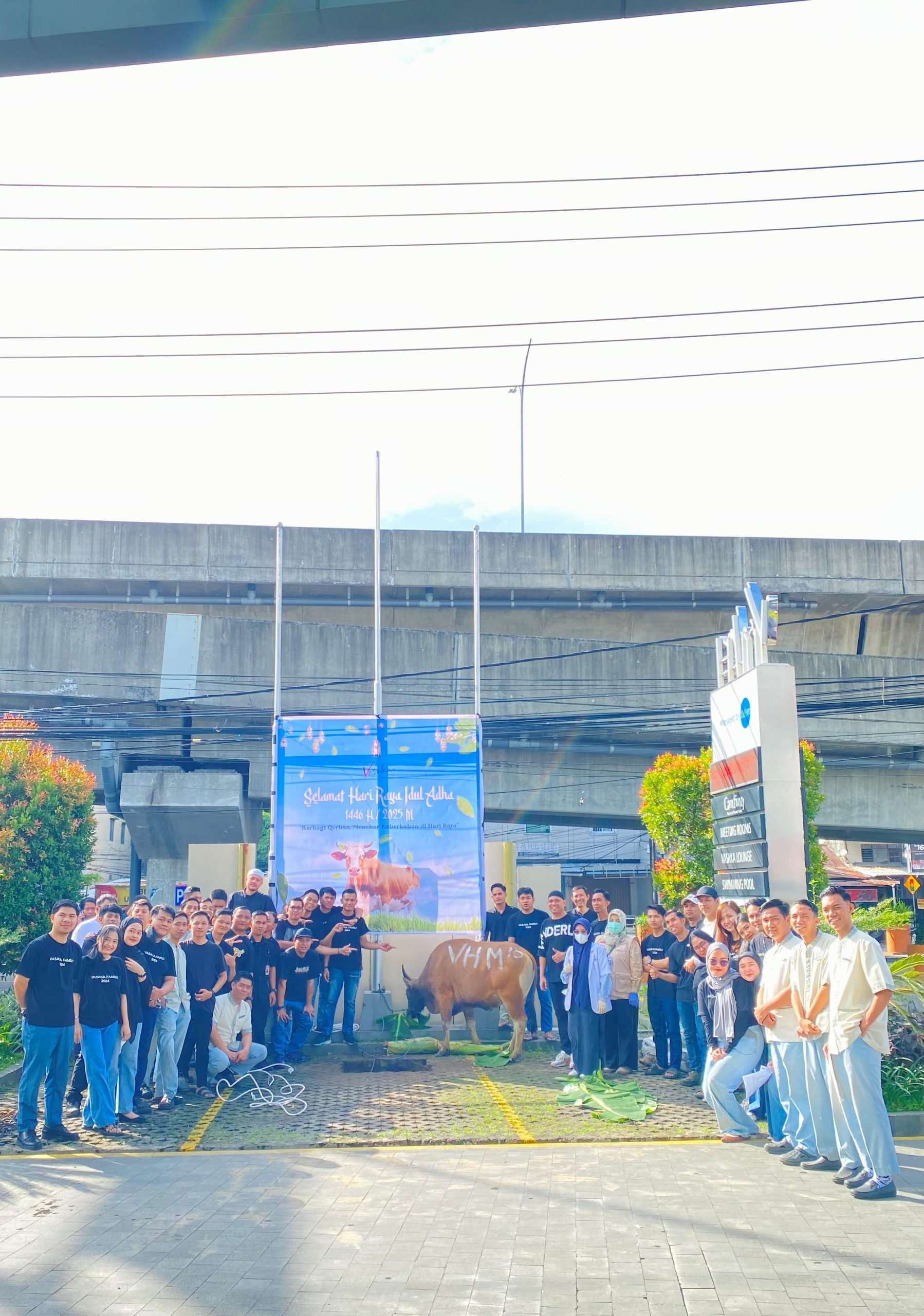 Tebar Semangat  Kebersamaan dan Kepedulian Sosial Vasaka Hotel Makassar Berkurban dan Berbagi Kepada Masyarakat Serta Vendor